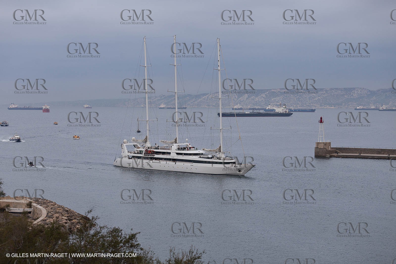 23 10 2010 - Marseille (FRA,13) - Le Ponant - Arrival in Marseille and entrance in the historical port