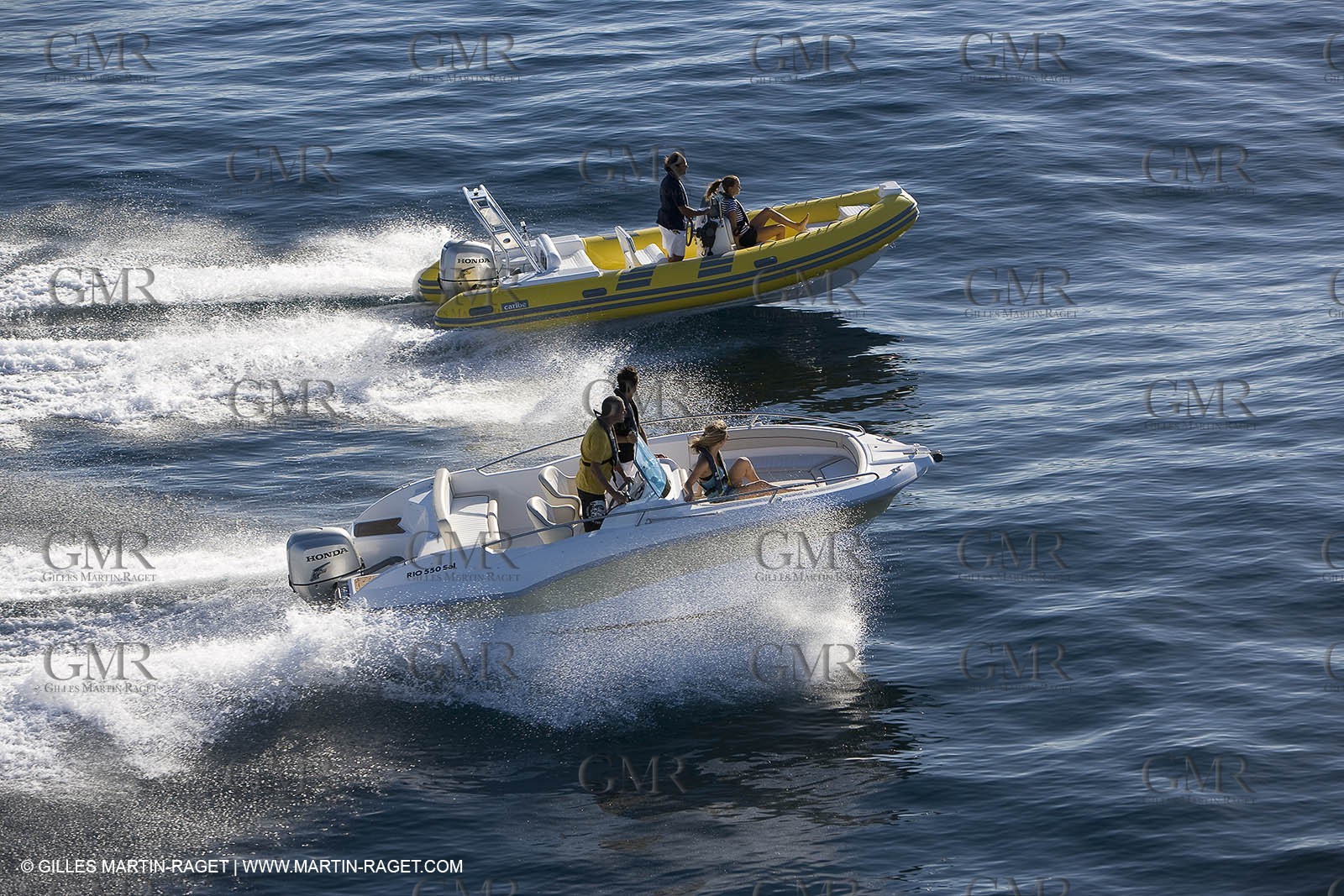Bateau à Moteur en Route