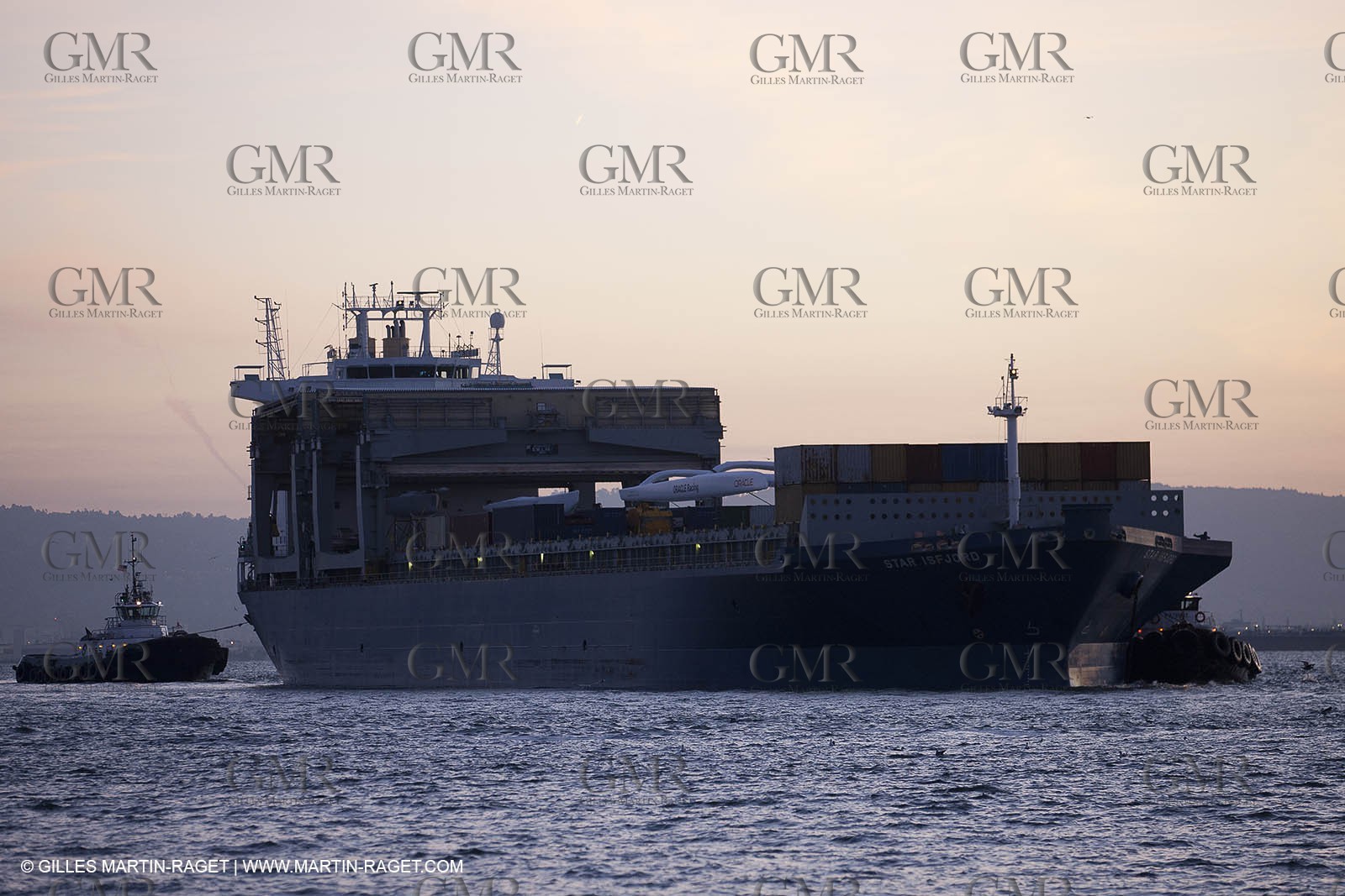 01 03 2011 - San Frnacisco (USA,CA) - Harbour operations - ship details - ship unloading - containers