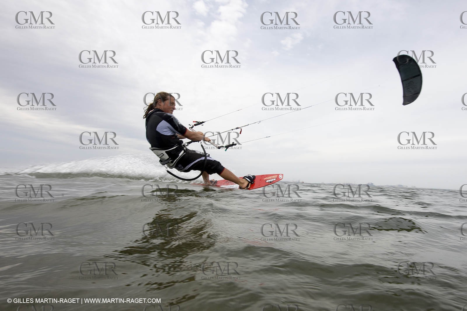 08 05 2008 - Port Saint Louis du Rhône (FRA, 13) - kite surfer Alexandre Caizergues training