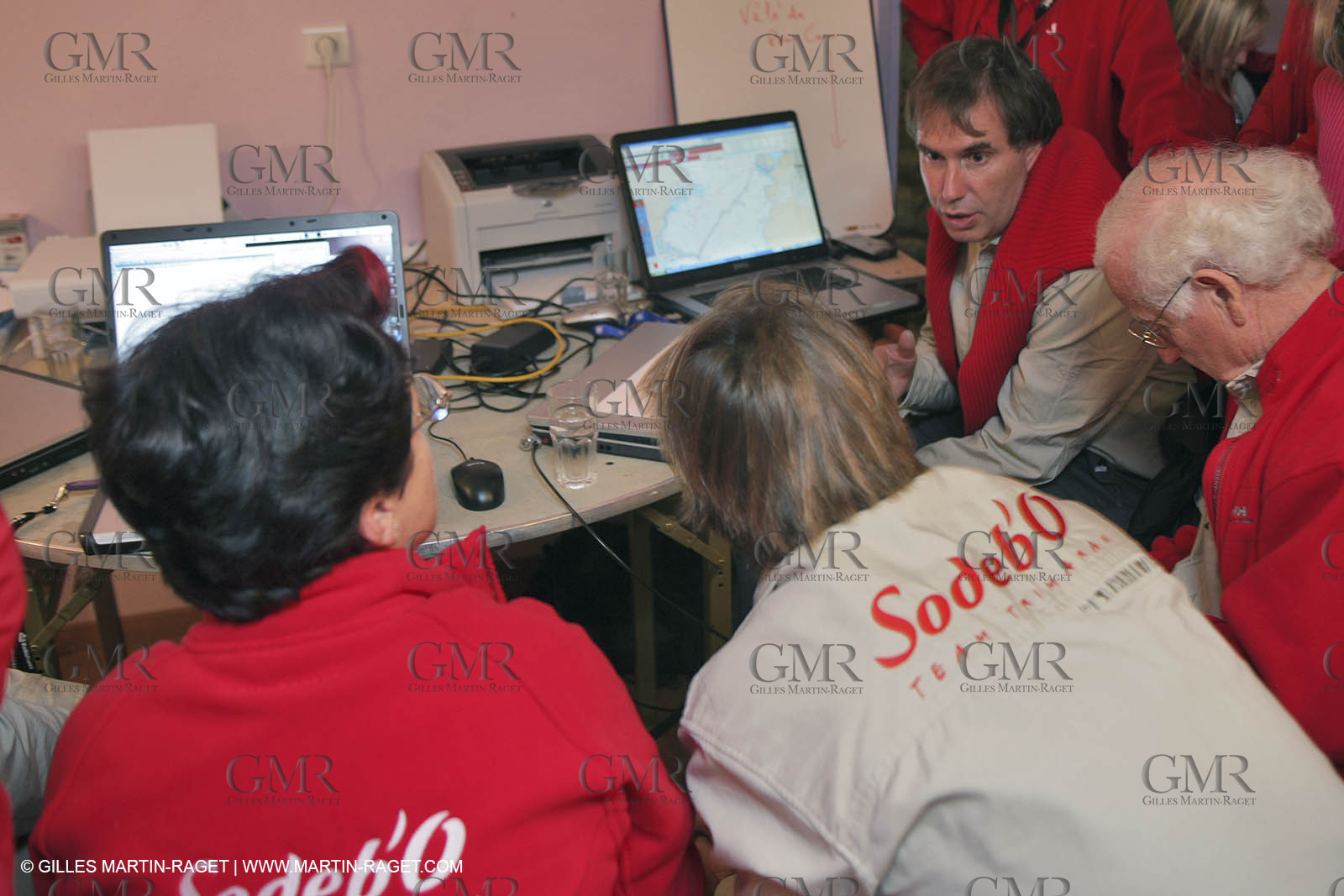 27 10 2006 - Saint Malo (FRA) - Route du Rhum 2006 - Thomas Coville (Sodeb'O) preparing the start with his sponsors and his team