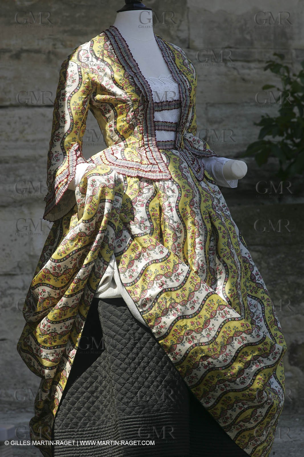 Mai 2004 - La Tour d'Aigues (FRA, 84) Costumes anciens pour l'exposition Femmes du Midi