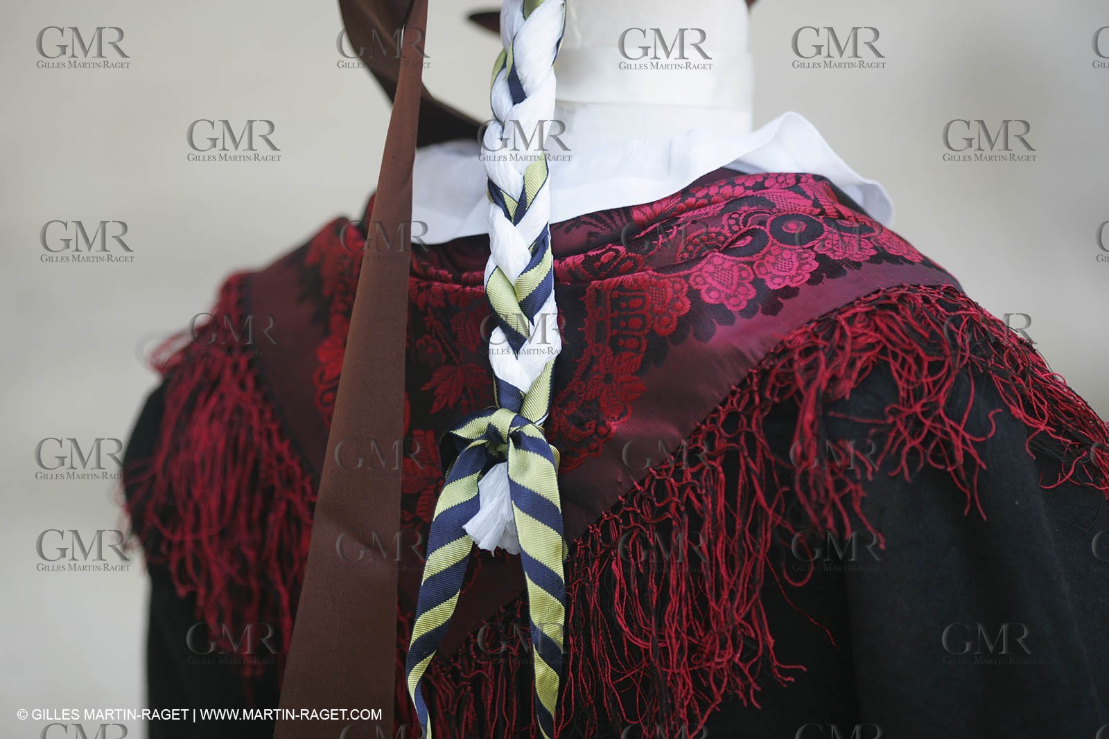 Mai 2004 - La Tour d'Aigues (FRA, 84) Costumes anciens pour l'exposition Femmes du Midi