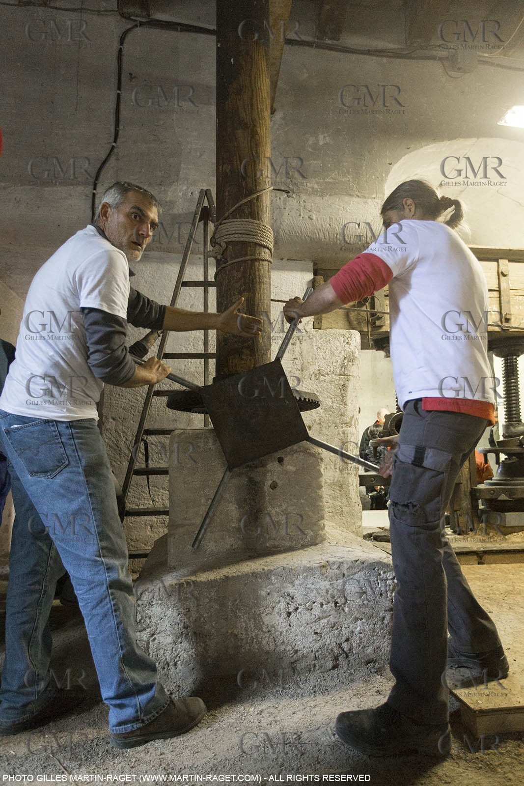 14 11 2015, Saint-Etienne du Grès (FRA,13), fabrication traditionelle de l'huile d'olive au moulin de la Croix