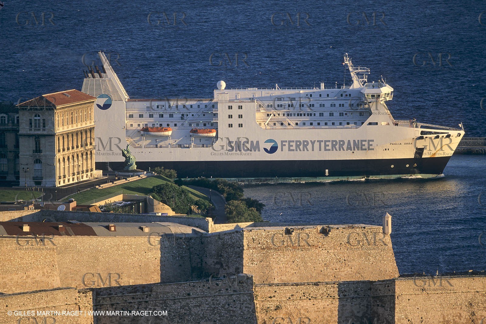 Monde maritime, opérations porturaires, ports, manoeuvres, marine world, harbour operations, maritime shipping,