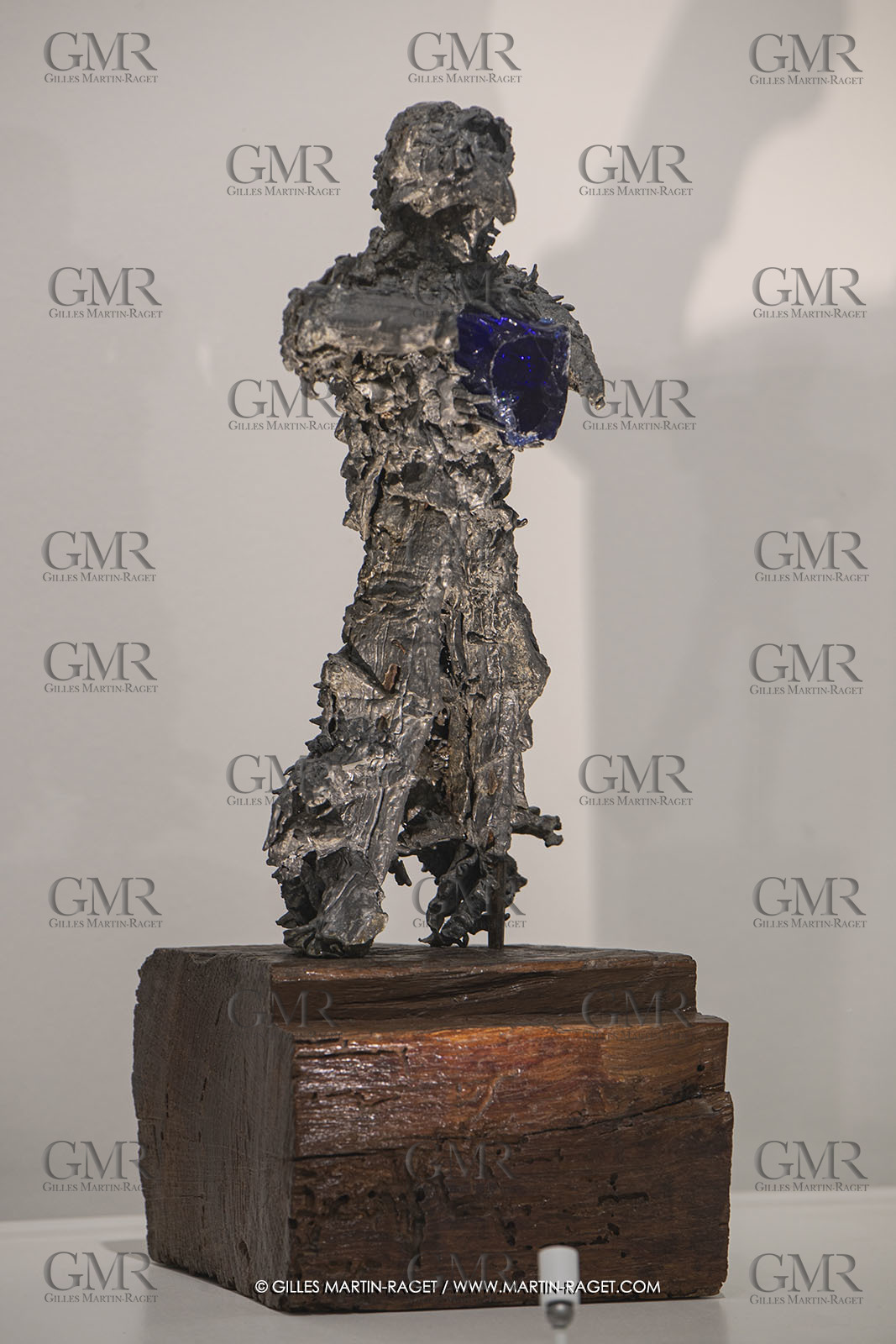 30 10 2023, Montpellier (FRA), oeuvre de Germaine Richier, Exposition Centre Pompidou - Musée Fabre 2023, Plomb avec verre de couleur n° 3 [Homme-oiseau] 1952, Plomb et verre bleu sur socle de bois, Pièce unique, 37 x 18 x 14 cm, Collection particulière