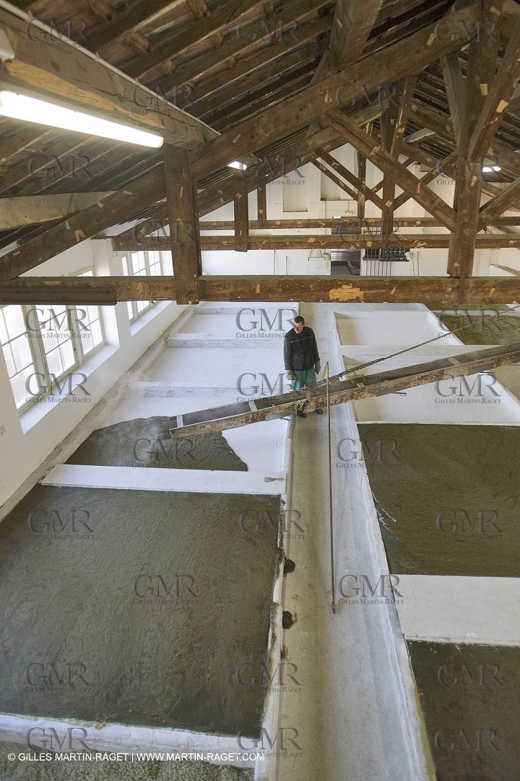 01 02 2007 - Salon de Provence - Fabrication traditionelle du savon de Marseille aux savonneries Marius Fabre - Coulée dans les bacs**01 02 2007 - Salon de Provence - Traditional soap of Marseille making at Marius Fabre soap maker - soap sent in open tanks
