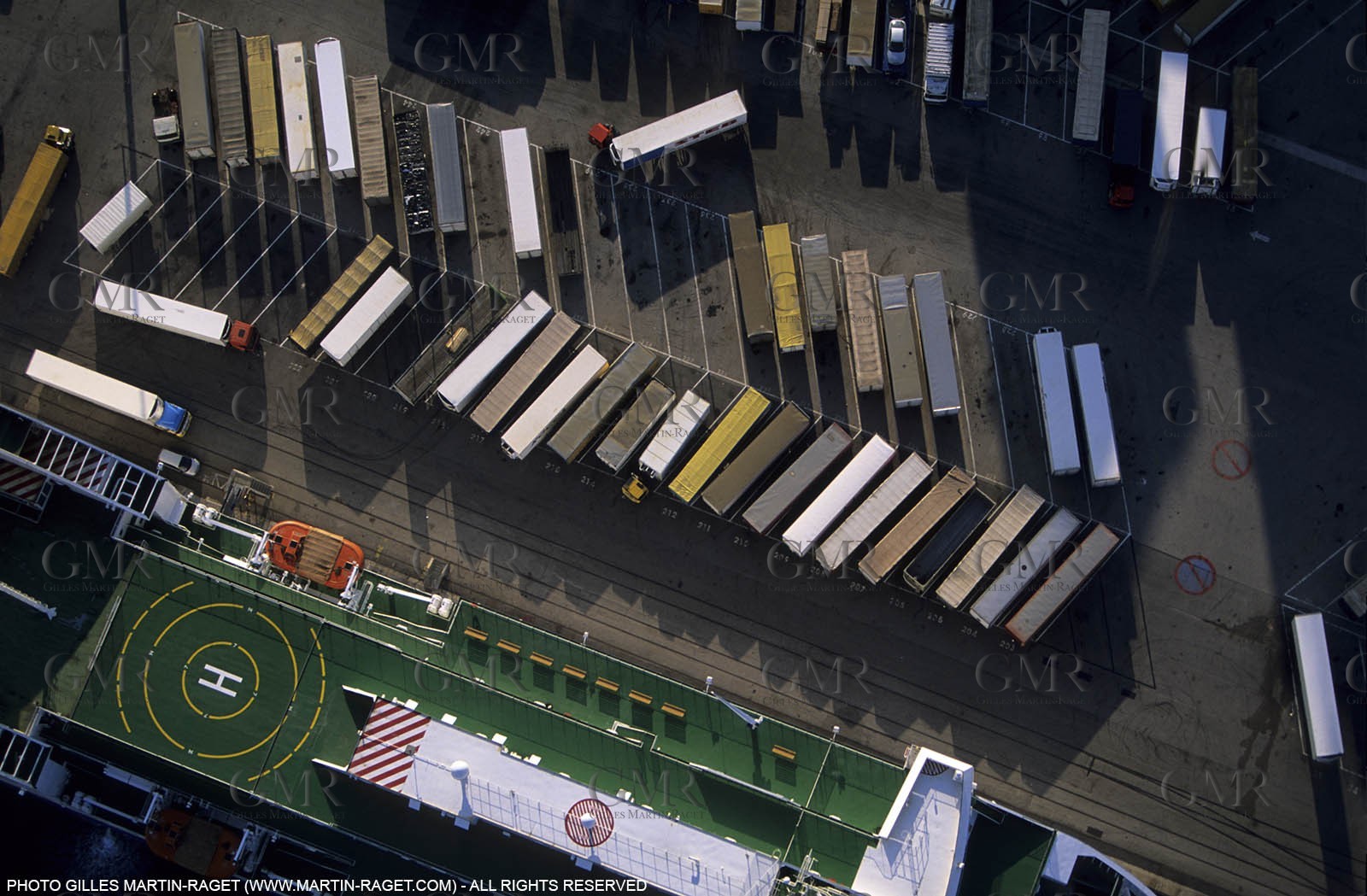 Marseilles, containers unloading
