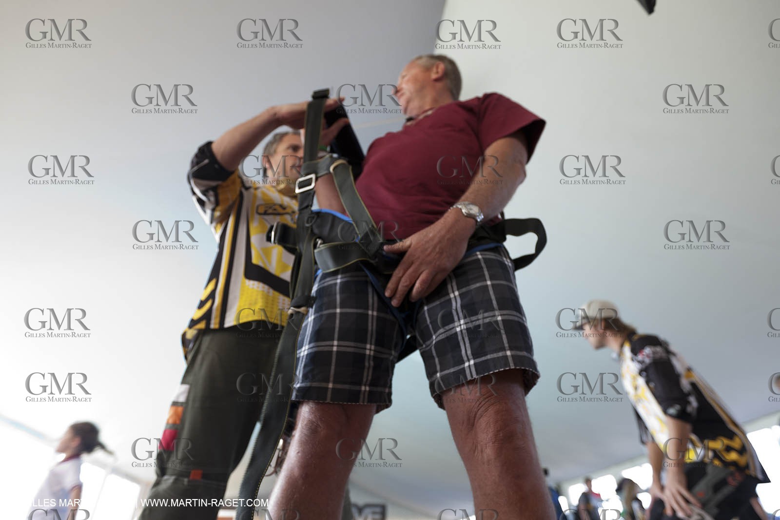 21 11 2010 - Dubai (UAE) - Dubai Louis Vuitton Trophy -  - Day off - James Spithill and Peter Lester go paragliding