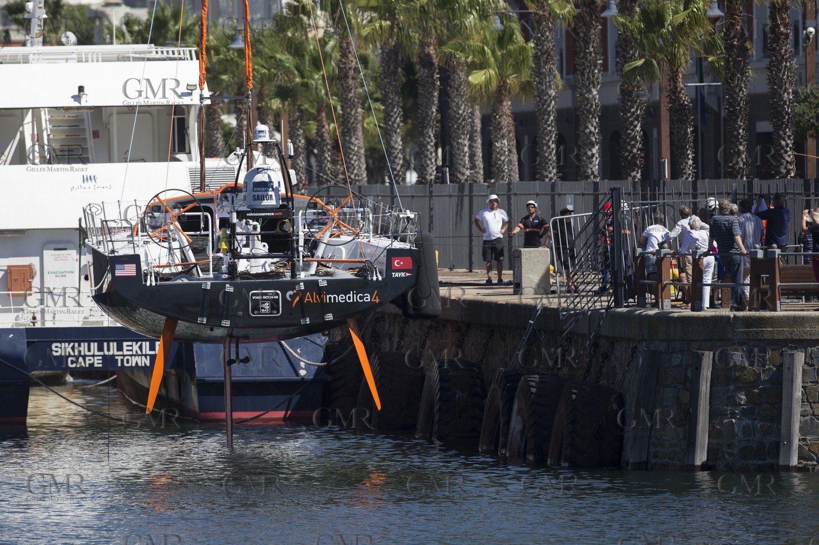 07 11 2014, Capetown (ZAF), Volvo Ocean Race 2014-15, Team Alvimedica, boat being lifted with the iconic Table Mountain as a background