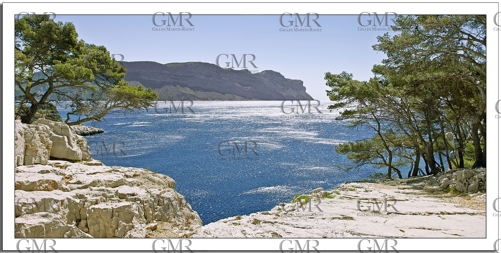 Produit : Tirage photo réalisé par nos soins sur imprimante jet d'encre professionnelle Epson à partir de 8 encres ultrachrome inaltérables (label Digigraphie).Formats au choix : .. 50 x 100 cm. 100 x 200 cmChoix des papiers :. Papier standard brillant 250 gr., filet noir, marge blanche, tirage non signé. Papier haut de gamme satiné 290 gr. filet noir, marge blanche, tirage vérifié et signé par l'auteur.. Autres supports (canvas, acrylique, dibond) sur demandeConditionnement : tube cylindrique renforcé.Options pour l'expédition : . colissimo + dépôt boîte aux lettres (France uniquement). Colissimo avec signature à réception. Transporteur express (2 jours ouvrés) avec signature à réceptionCliquez sur caddie pour sélectionner votre formule et démarrer la procédure de commande en ligne