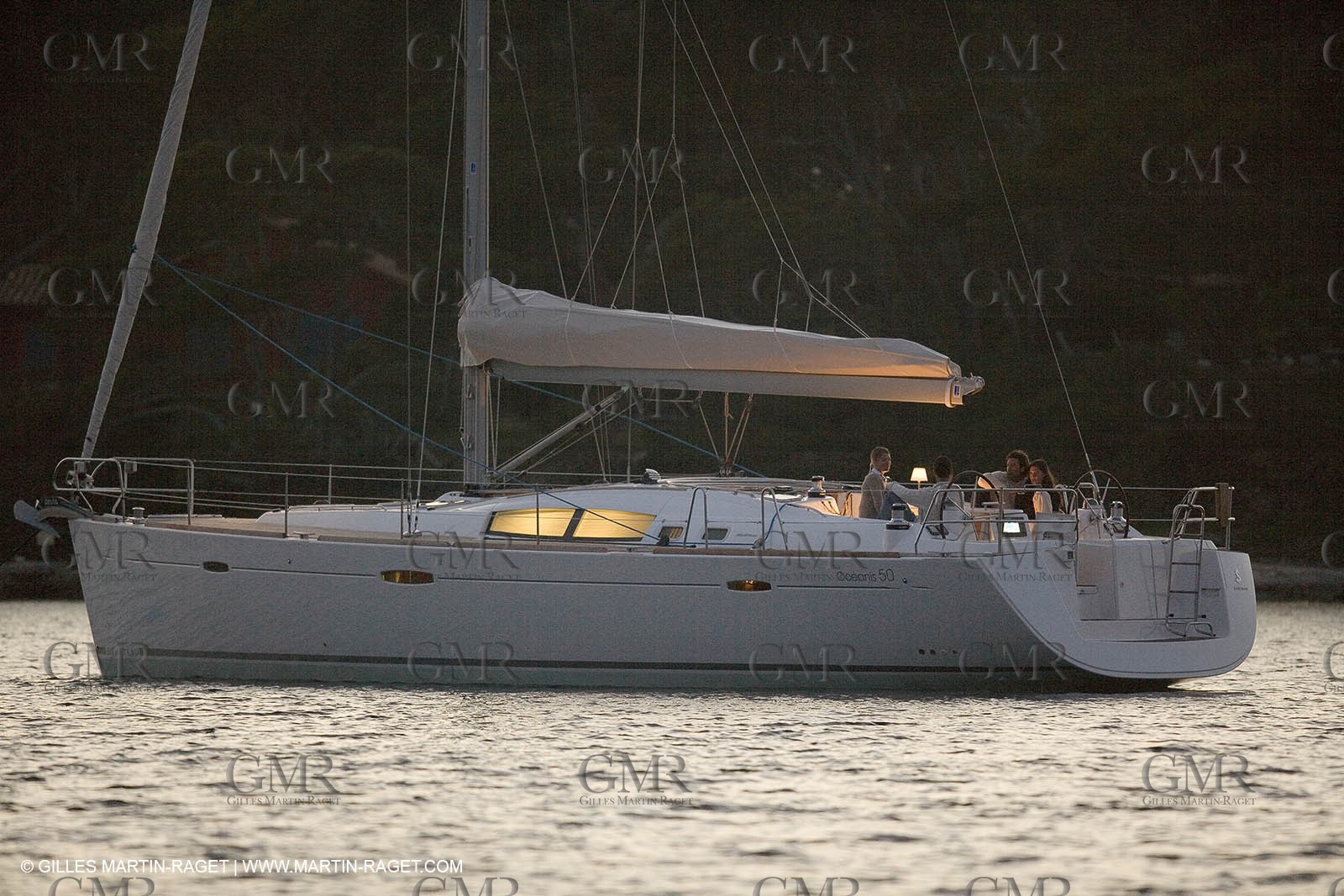 Monocoque de croisiere au mouillage