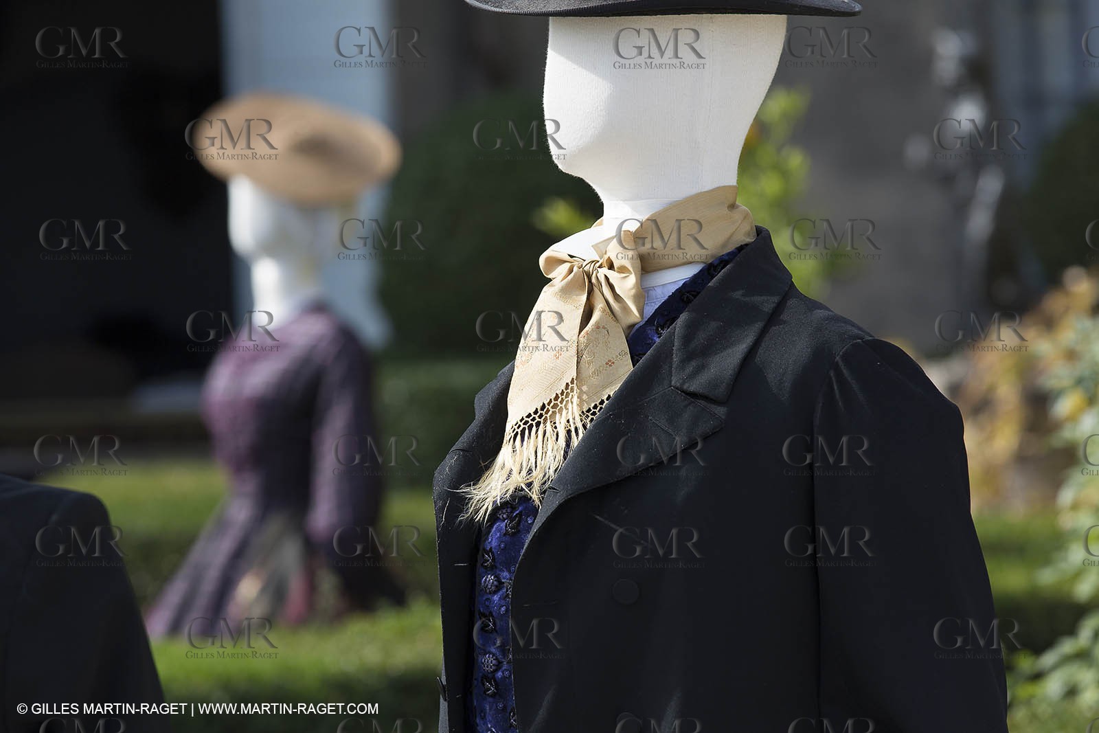 31 10 2013 - Ansouis (FRA,84) - Chateau d'Ansouis - Costumes de l'exposition Habits d'hommes