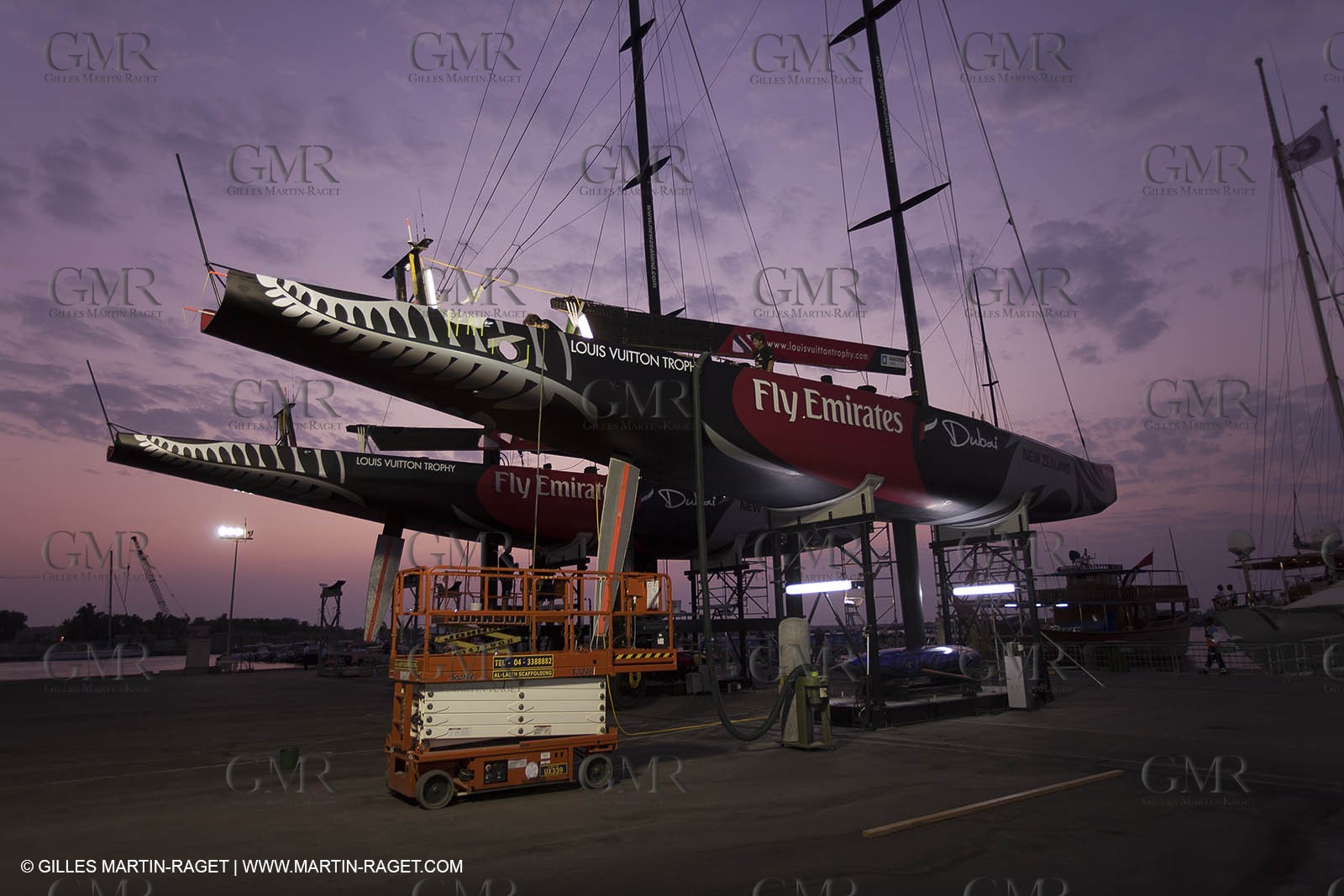 14 11 2010 - Dubai (UAE) - Dubai Louis Vuitton Trophy -  BMW ORACLE Racing - Training - Race Day 1 - Mascalzone Team NZ incident