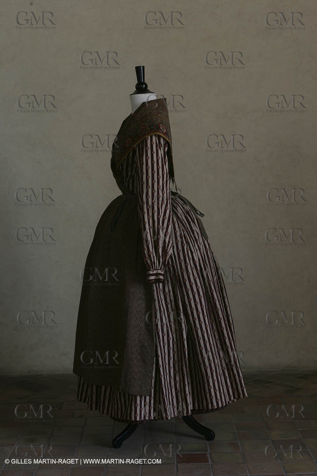 May 2004 - La Tour d'Aigues (FRA, 84) - Old costumes for women of the South exhibition