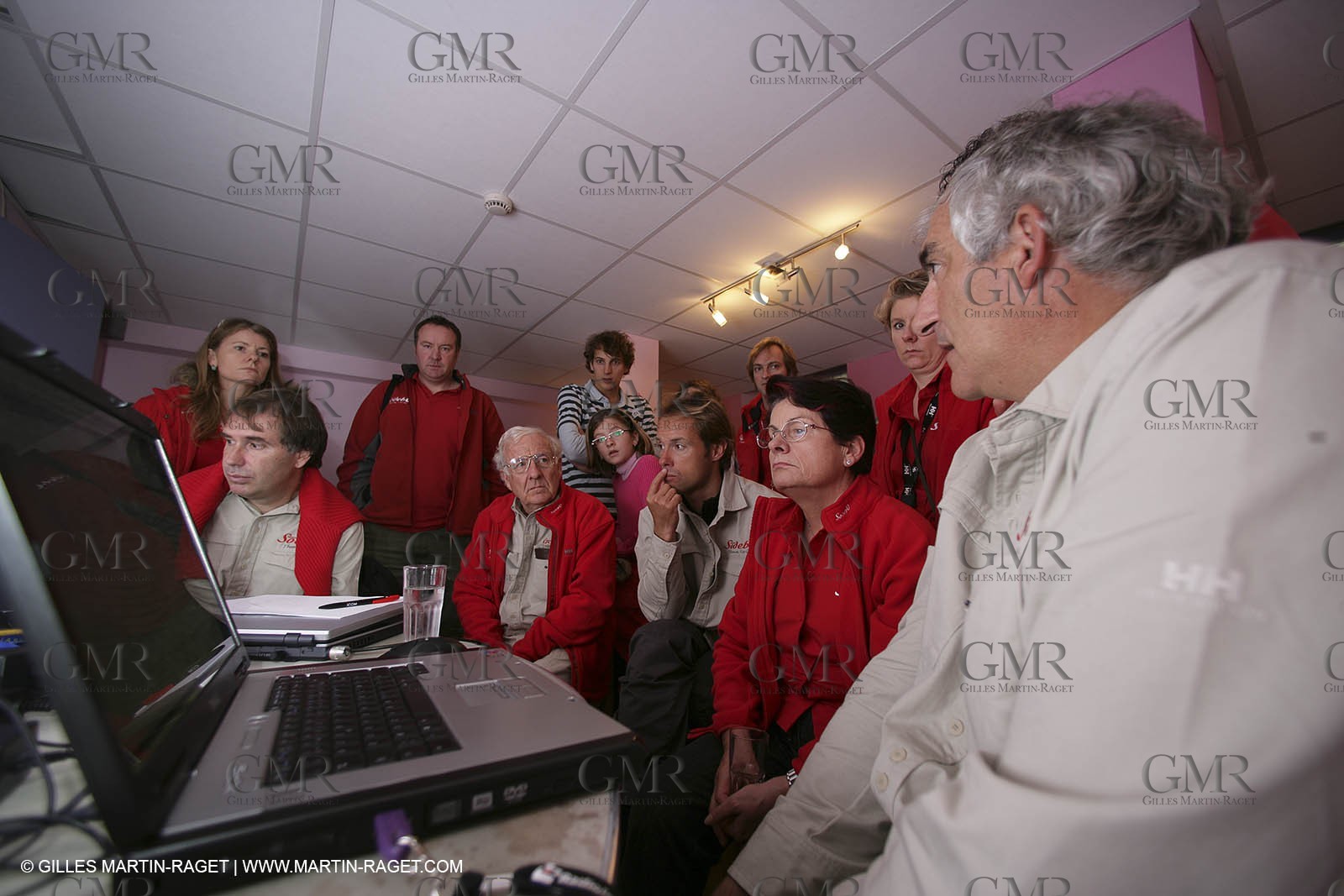 27 10 2006 - Saint Malo (FRA) - Route du Rhum 2006 - Thomas Coville (Sodeb'O) preparing the start with his sponsors and his team