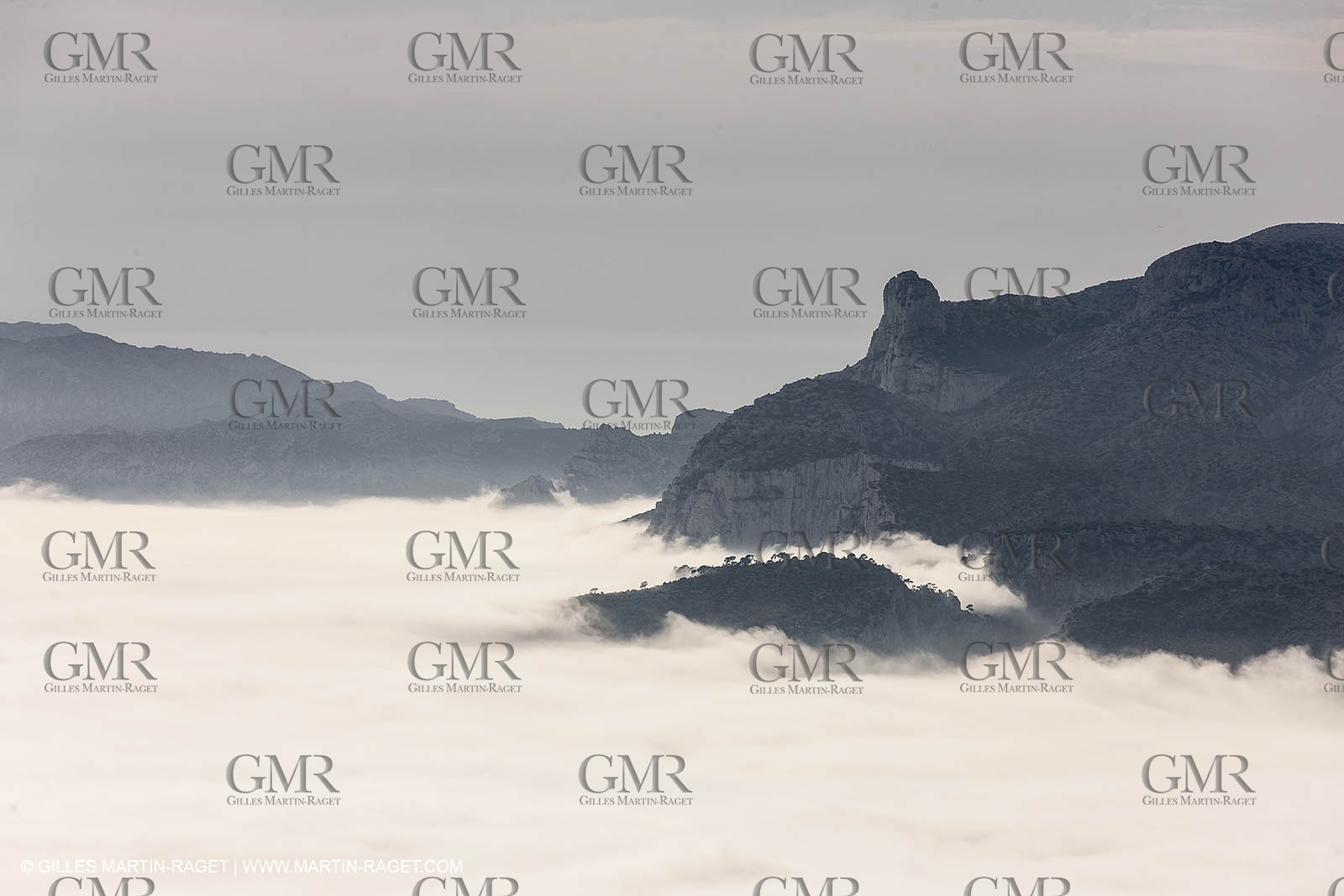 18 07 2012 - Marseille  (FRA ) - Les Calanques -  Phénomène d'entrées maritimes - La Nèble (brume, en provençal)