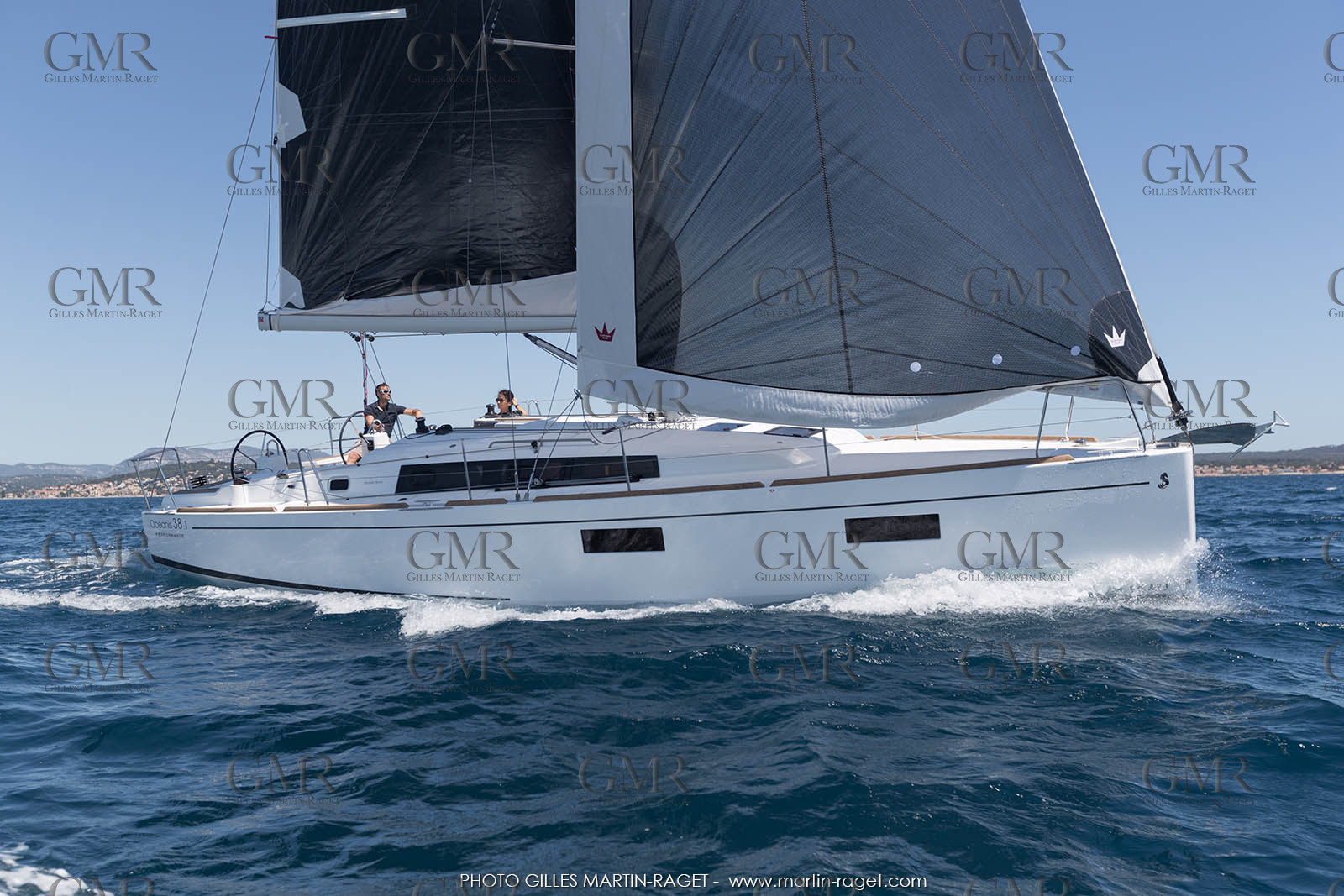 04 07 3017; Les EMbiez (FRA; 83) - Chantier Beneteau; Oceanis 38.1