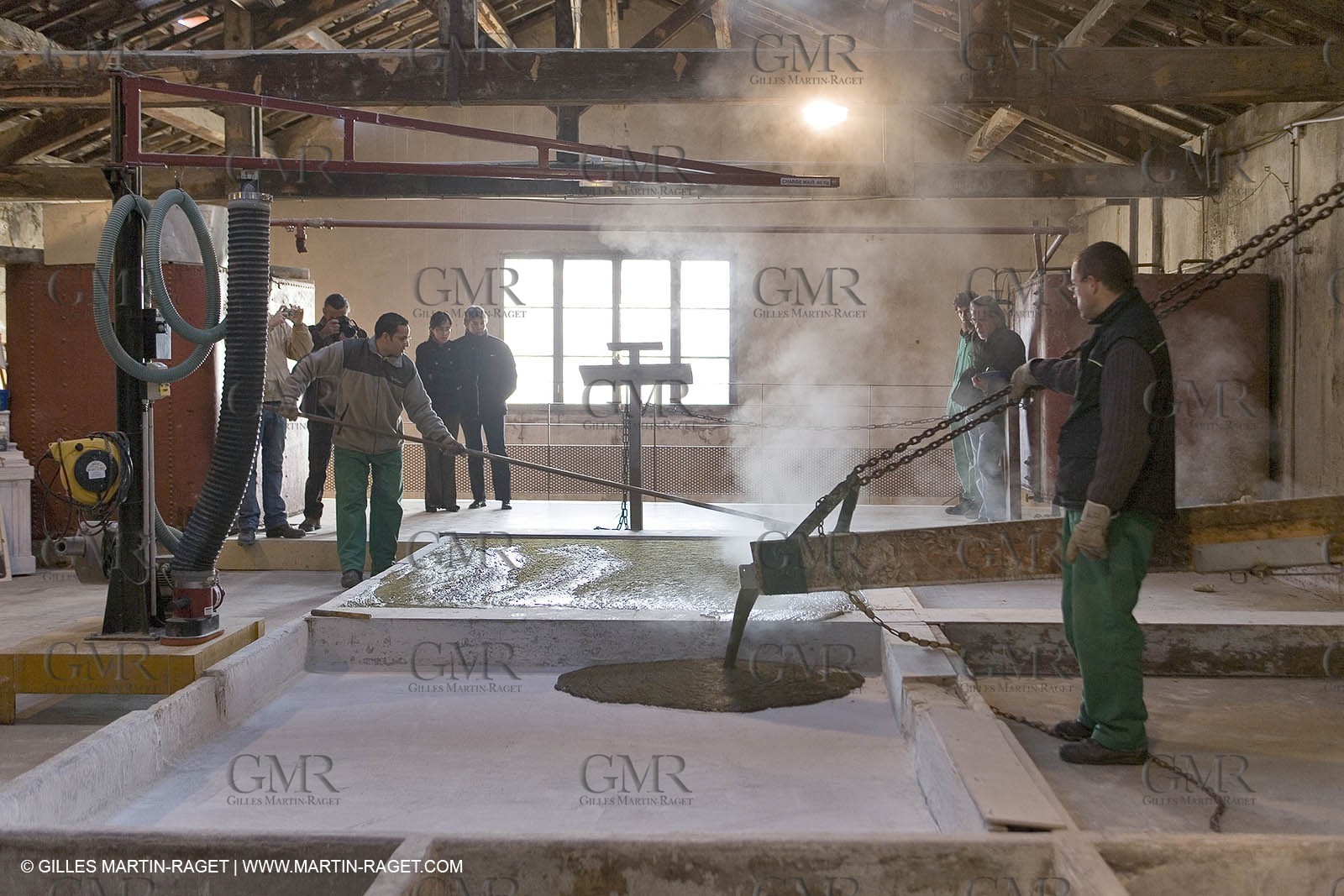 01 02 2007 - Salon de Provence - Fabrication traditionelle du savon de Marseille aux savonneries Marius Fabre - Coulée dans les bacs**01 02 2007 - Salon de Provence - Traditional soap of Marseille making at Marius Fabre soap maker - soap sent in open tanks