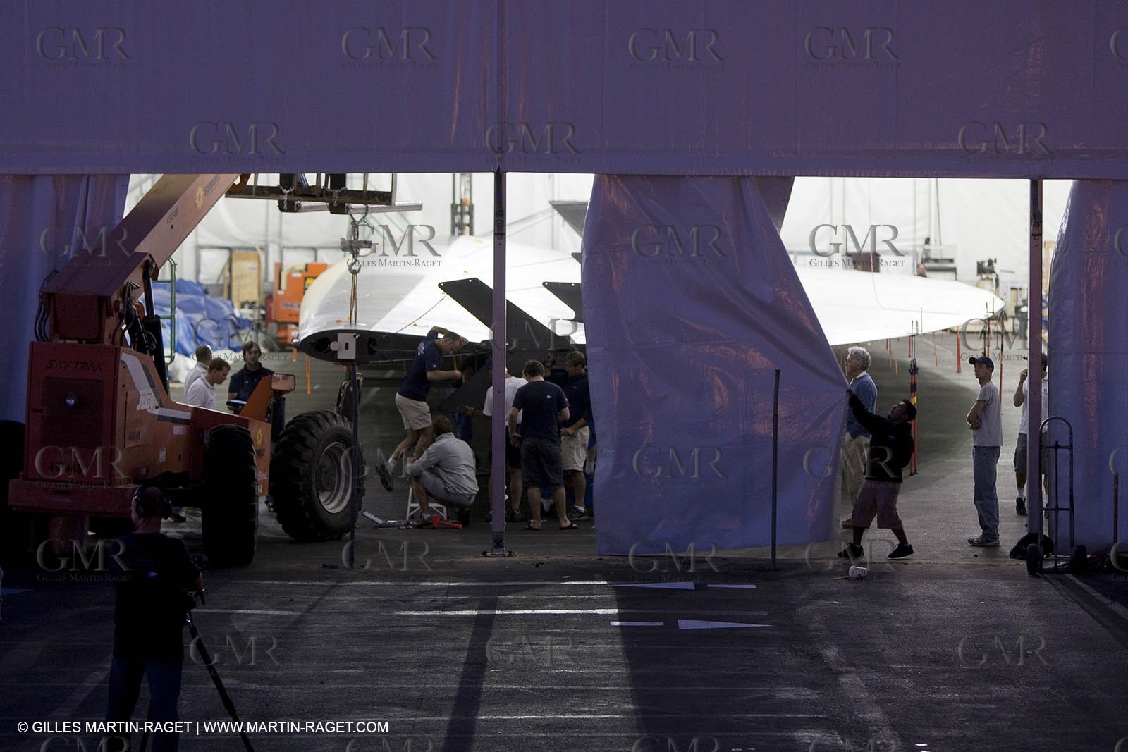 08 11 2009 - San Diego (USA, CA) - 33rd America's Cup - BMW ORACLE Racing - Wing revealed