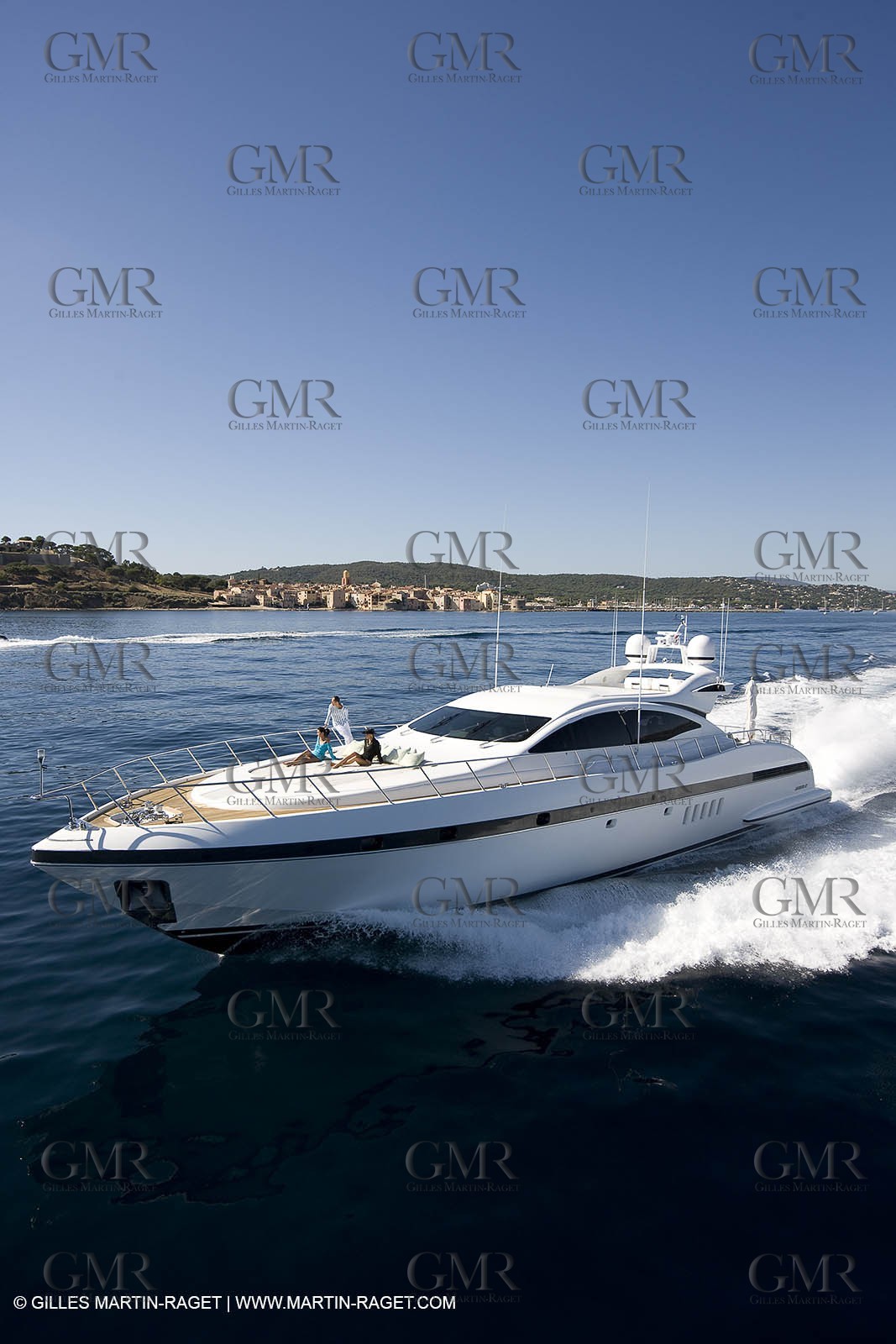 06 09 2007 - Saint Tropez (FRA, 83) - Superyachts - Motoryachts - Mangusta 92 Triple Fun à Saint Tropez - Au mouillage devant le Club 55 à la plage de Pampelonne