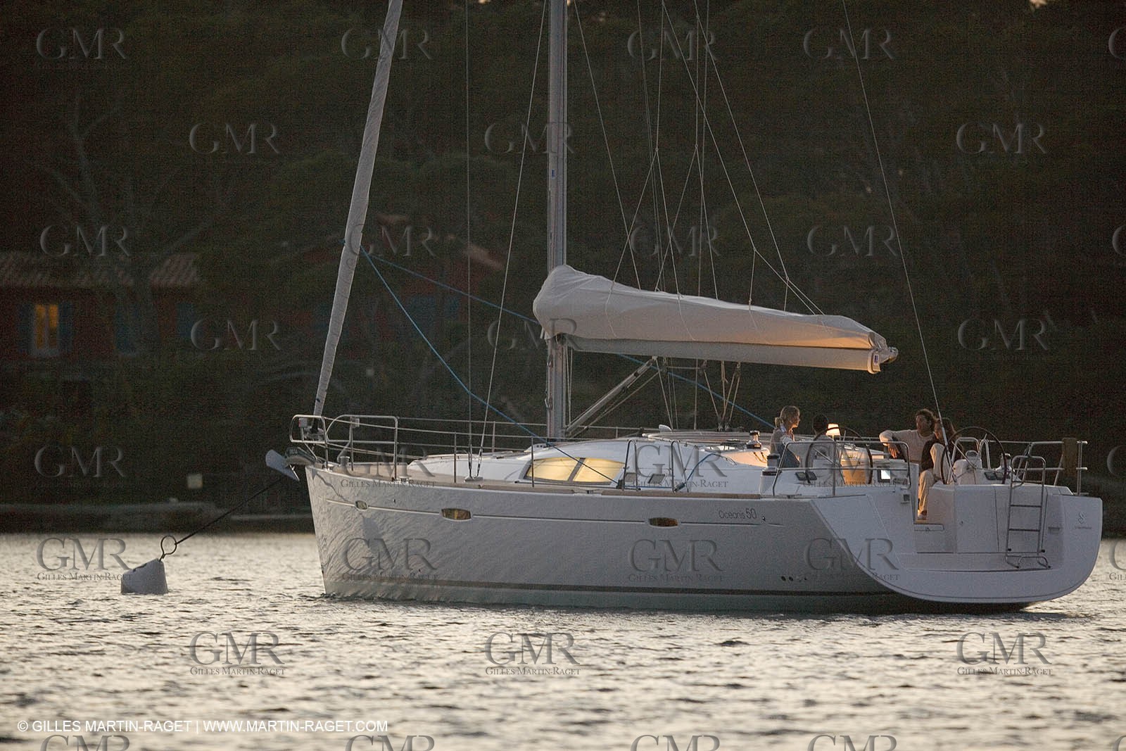 Monocoque de croisiere au mouillage