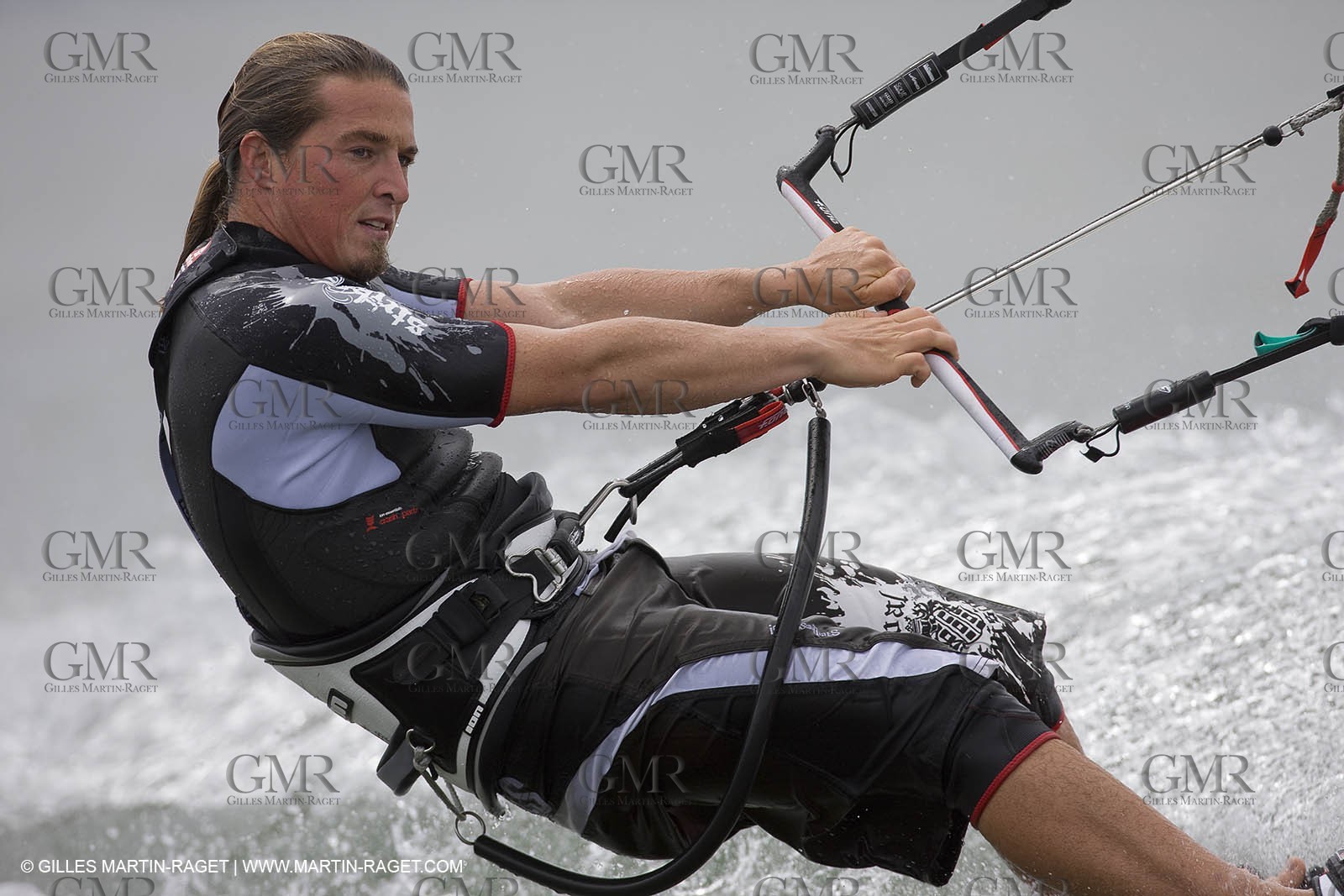 08 05 2008 - Port Saint Louis du Rhône (FRA, 13) - kite surfer Alexandre Caizergues training