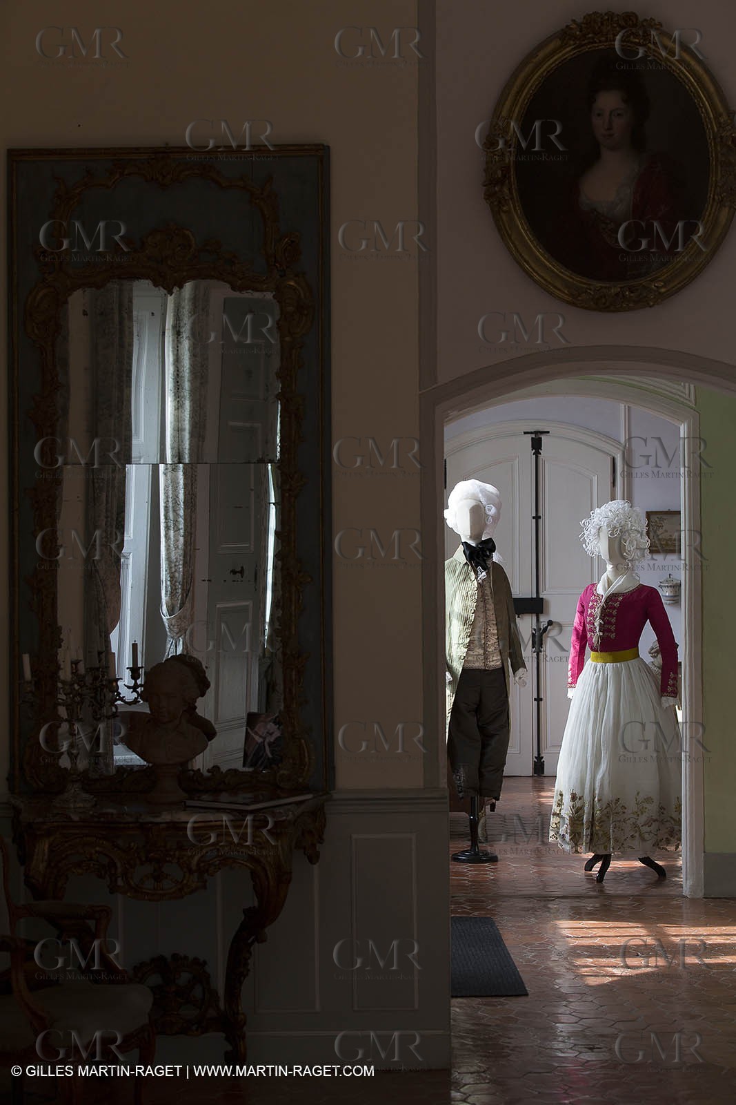 31 10 2013 - Ansouis (FRA,84) - Ansouis castle - Costumes of the exhibit Men costumes