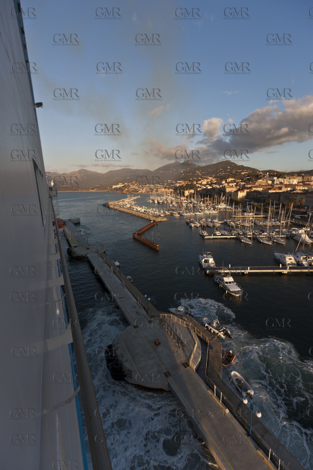 16 02 2012 - Propriano (FRA, Corse) - Compagnie la Méridionale - Le Piana en escale à Propriano