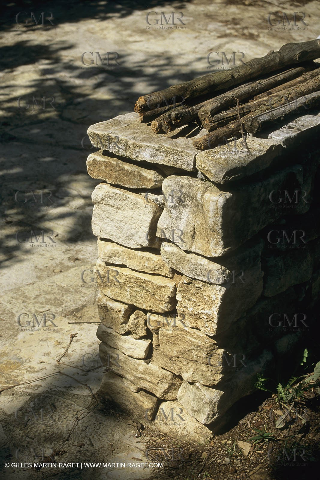 France, Provence, Villages du Luberon, détails, vieilles pierres, portes, toitures