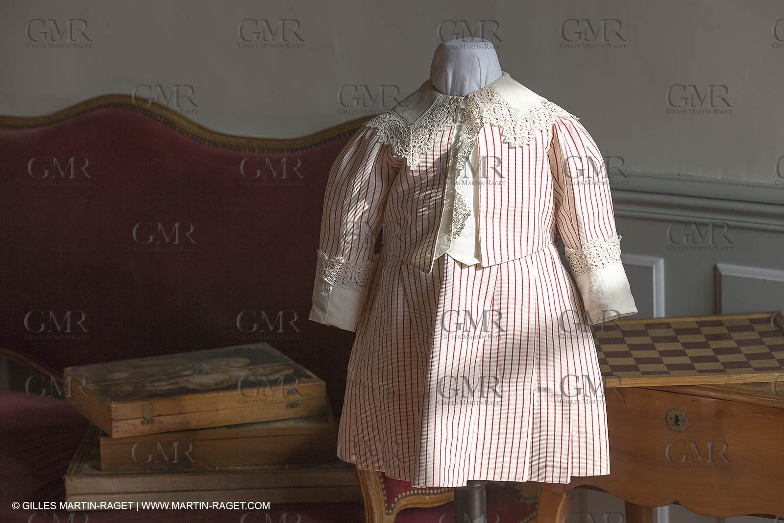 31 10 2013 - Ansouis (FRA,84) - Ansouis castle - Costumes of the exhibit Men costumes