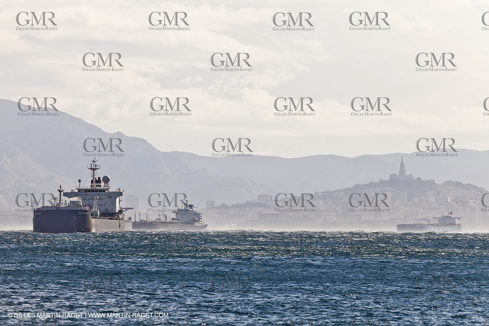 25 10 2010 - Marseille (FRA,13) - Navires au mouillage en raison d'un grève du personnel portuaire