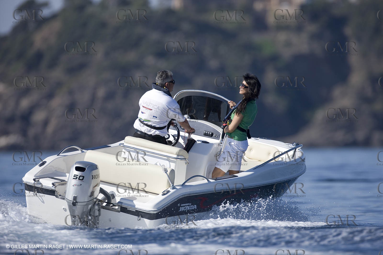 Bateau à Moteur en Route