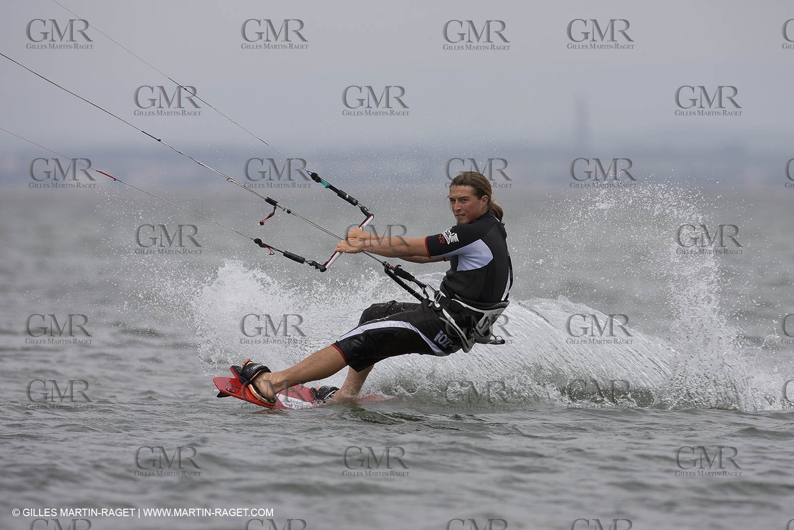 08 05 2008 - Port Saint Louis du Rhône (FRA, 13) - kite surfer Alexandre Caizergues à l'entraînement