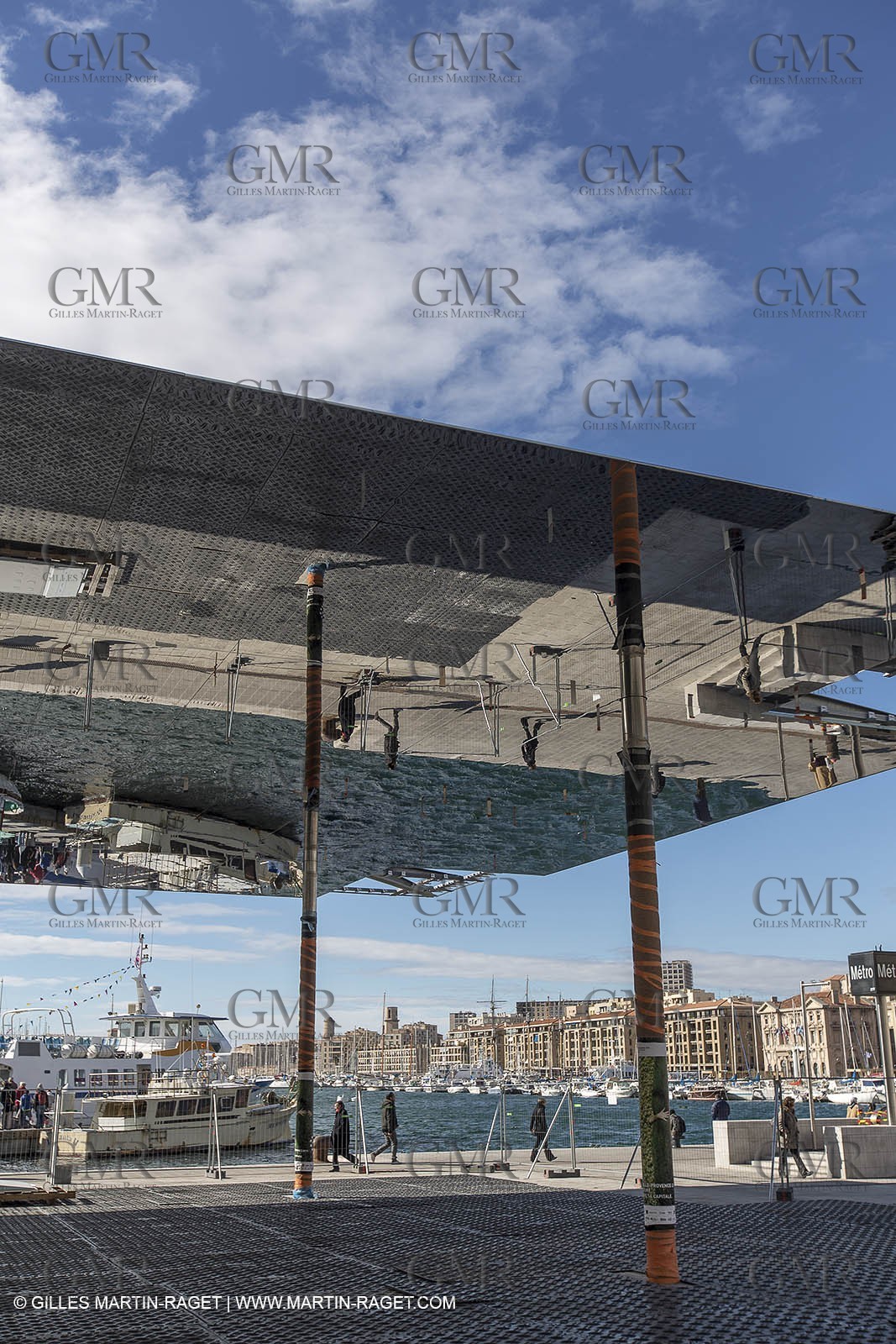 04 02 2013 - Marseille (FRA,13) - Renovation du Quai de la Fraternité (Vieux Port), pose de l'ombrière
