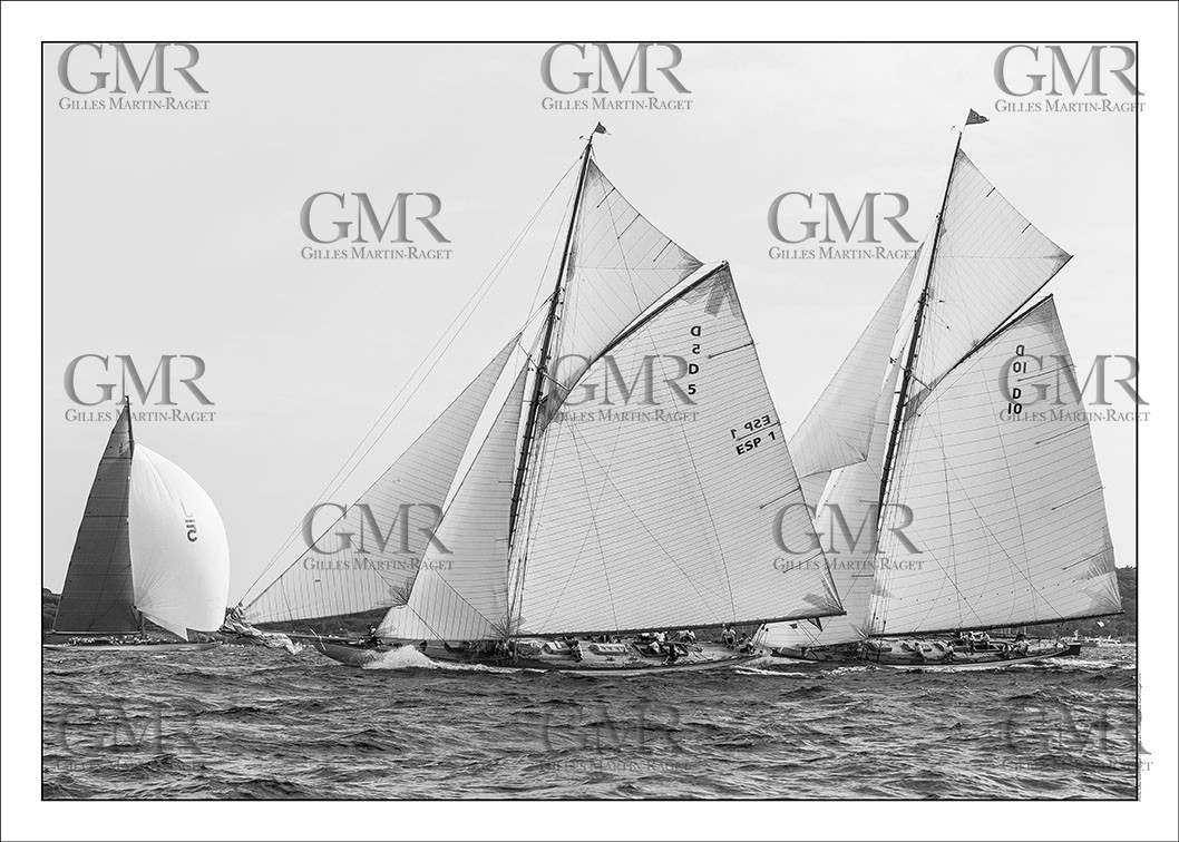 Produit : Tirage photo réalisé par nos soins sur imprimante jet d'encre professionnelle Epson à partir de 8 encres ultrachrome inaltérables (label Digigraphie).Formats au choix : . 30x40 cm. 50x70 cm. 80x120 cm.Choix des papiers :. Papier standard brillant 250 gr., filet noir, marge blanche, tirage non signé. Papier haut de gamme satiné 290 gr. filet noir, marge blanche, tirage vérifié et signé par l'auteur.. Autres supports (canvas, acrylique, dibond) sur demandeConditionnement : tube cylindrique renforcé.Options pour l'expédition : . colissimo + dépôt boîte aux lettres (France uniquement). Colissimo avec signature à réception. Transporteur express (2 jours ouvrés) avec signature à réceptionCliquez sur caddie pour sélectionner votre formule et démarrer la procédure de commande en ligne