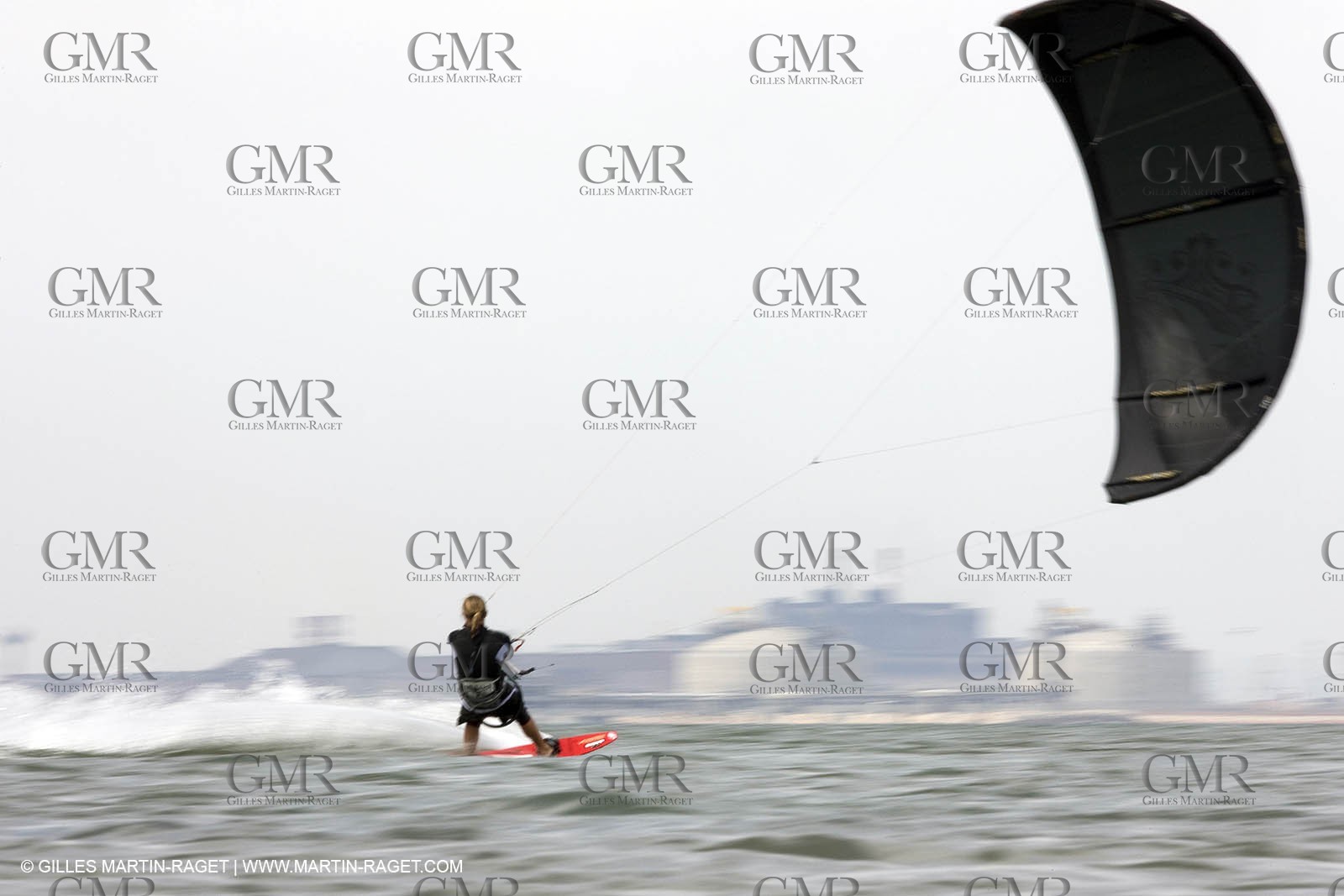 08 05 2008 - Port Saint Louis du Rhône (FRA, 13) - kite surfer Alexandre Caizergues à l'entraînement