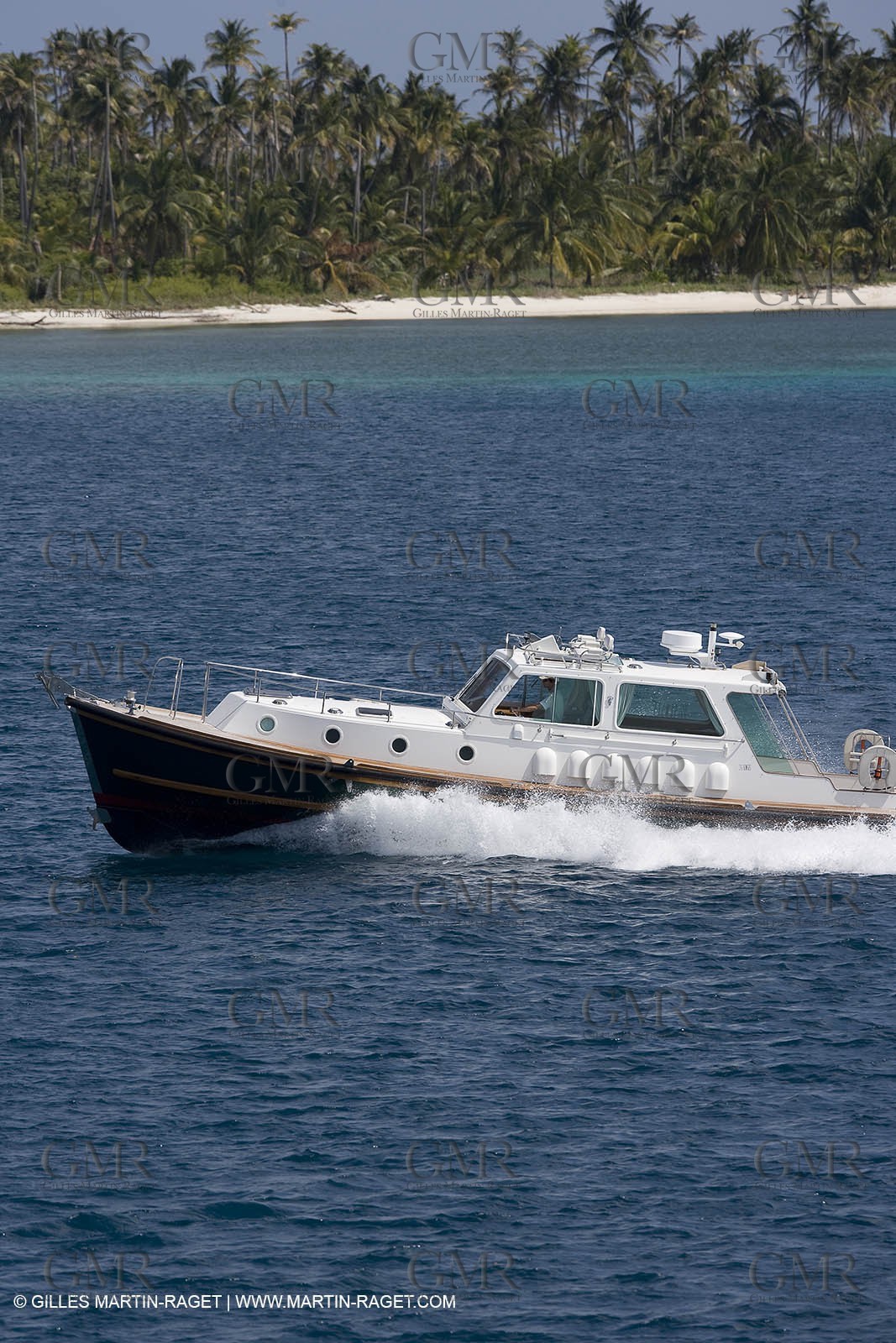 Bateau à Moteur en Route