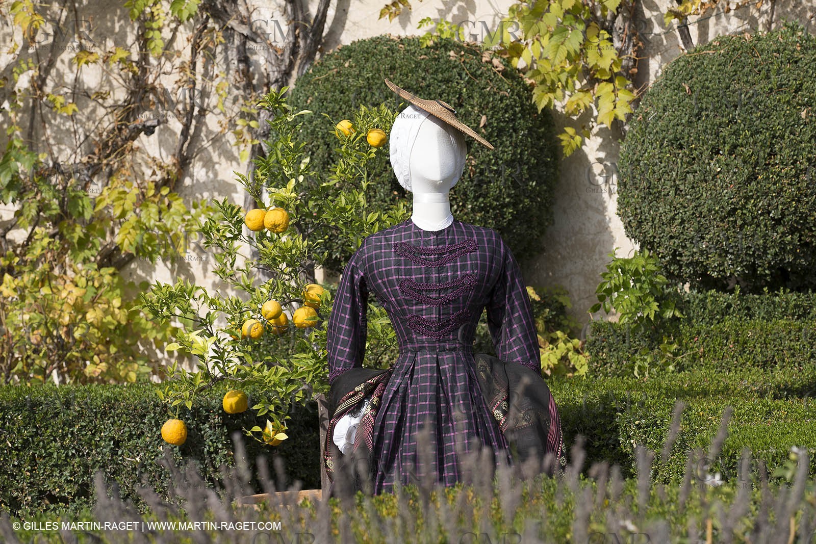 31 10 2013 - Ansouis (FRA,84) - Chateau d'Ansouis - Costumes de l'exposition Habits d'hommes