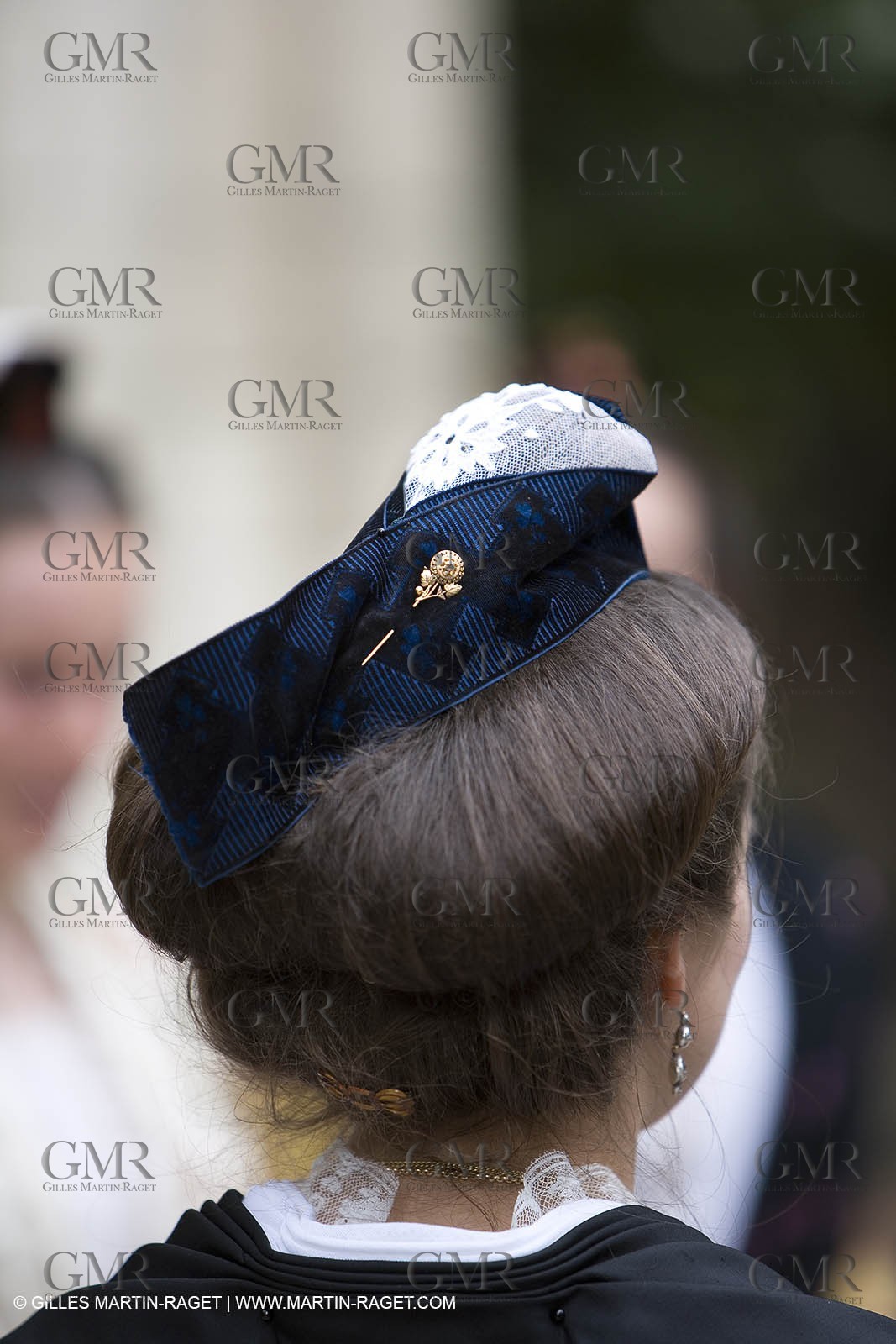 04 03 2007 - Arles - Queen of Arles and her assistants at Les Alyscamps monument