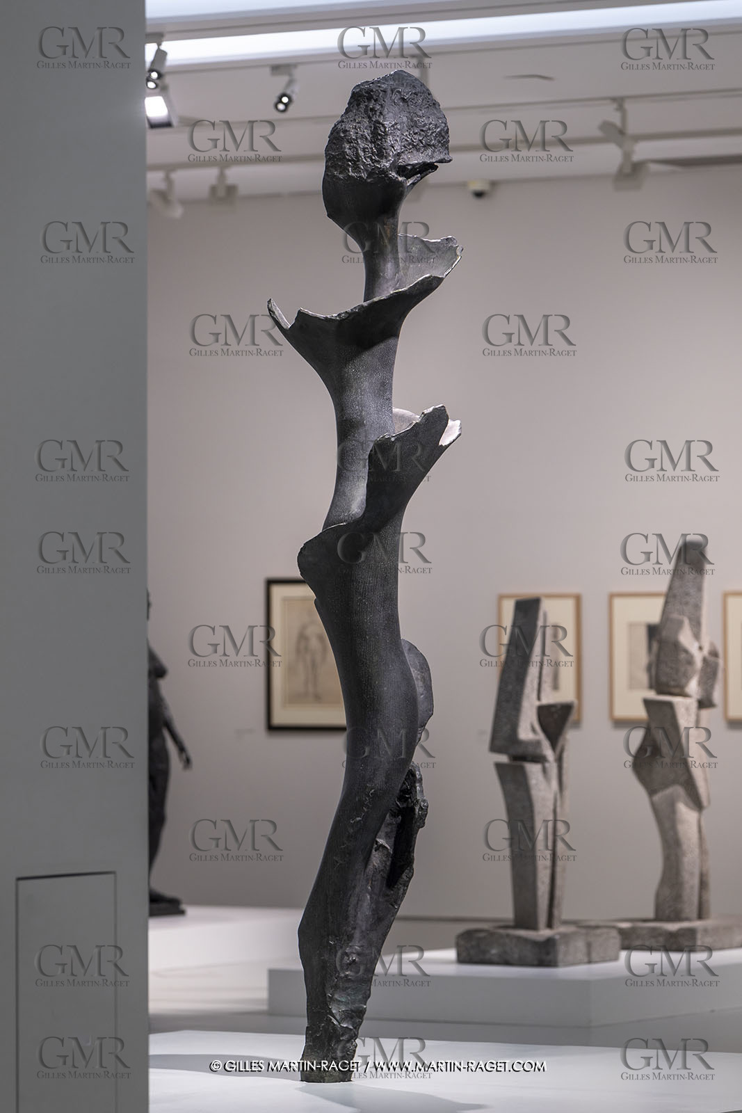 30 10 2023, Montpellier (FRA), oeuvre de Germaine Richier, Exposition Centre Pompidou - Musée Fabre 2023, La Spirale 1957, Bronze patiné foncé, Numéroté 1 6, Fondeur : Susse, Paris, 315 x 58 x 60 cm, Ecolde normale supérieure Paris-Saclay, Gif-sur-Yvette,