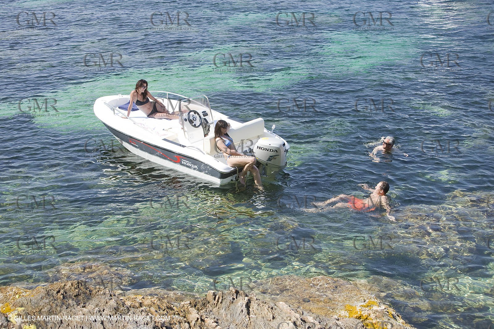Bateau à Moteur au mouillage