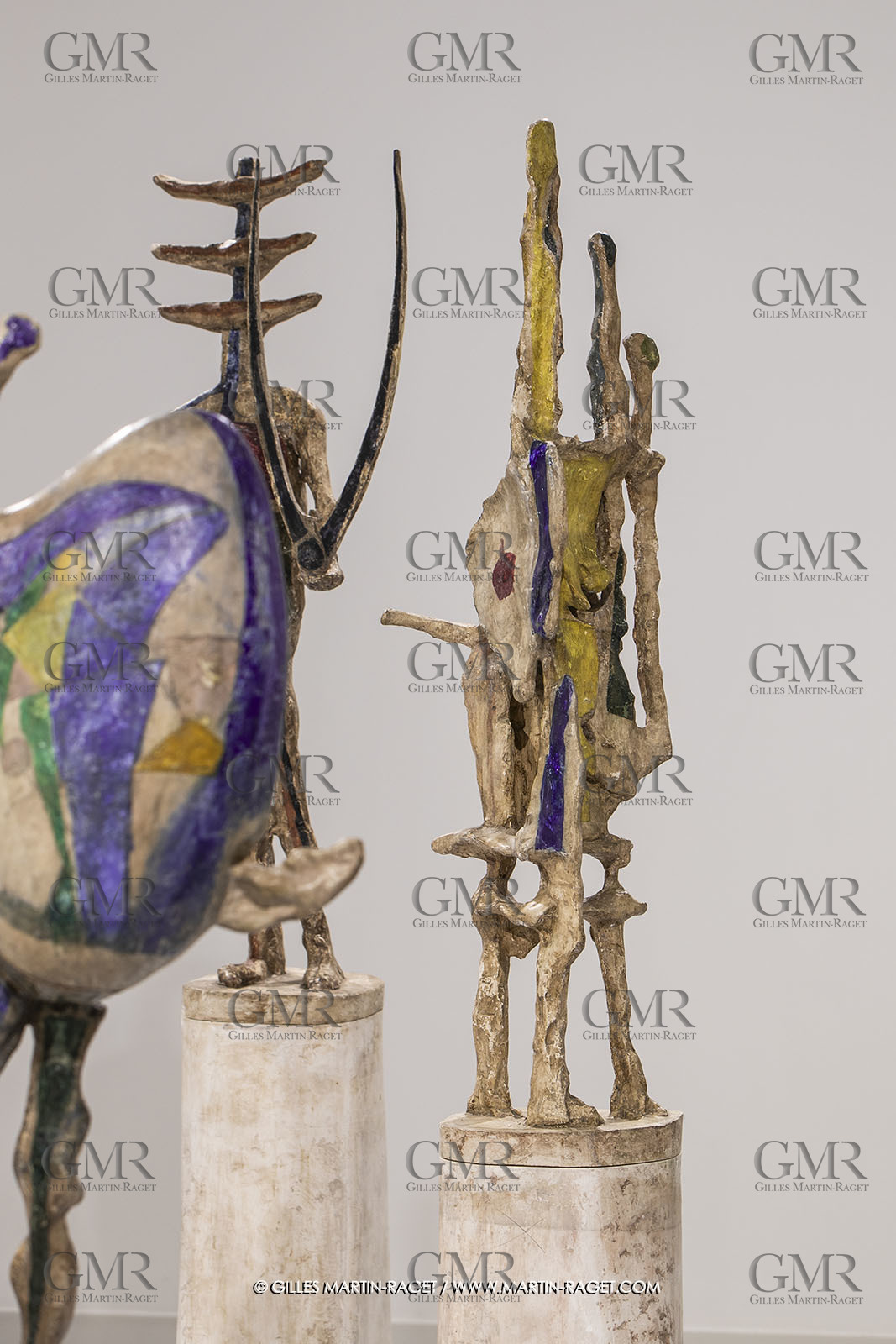 30 10 2023, Montpellier (FRA), oeuvre de Germaine Richier, Exposition Centre Pompidou - Musée Fabre 2023, L'échiquier grand 1959, Plâtre original peint, Pièce unique en 5 éléments. Le roi : 209 x 51 x 32,5 cm; La reine : 228,5 x 44,5 x 33,5 cm; Le cavalier : 169,5 x 37,5 x 41,5 cm; La tour : 200 x 40,5 x 29,5 cm; Le fou : 175,5 x 62 x 33,5 cm