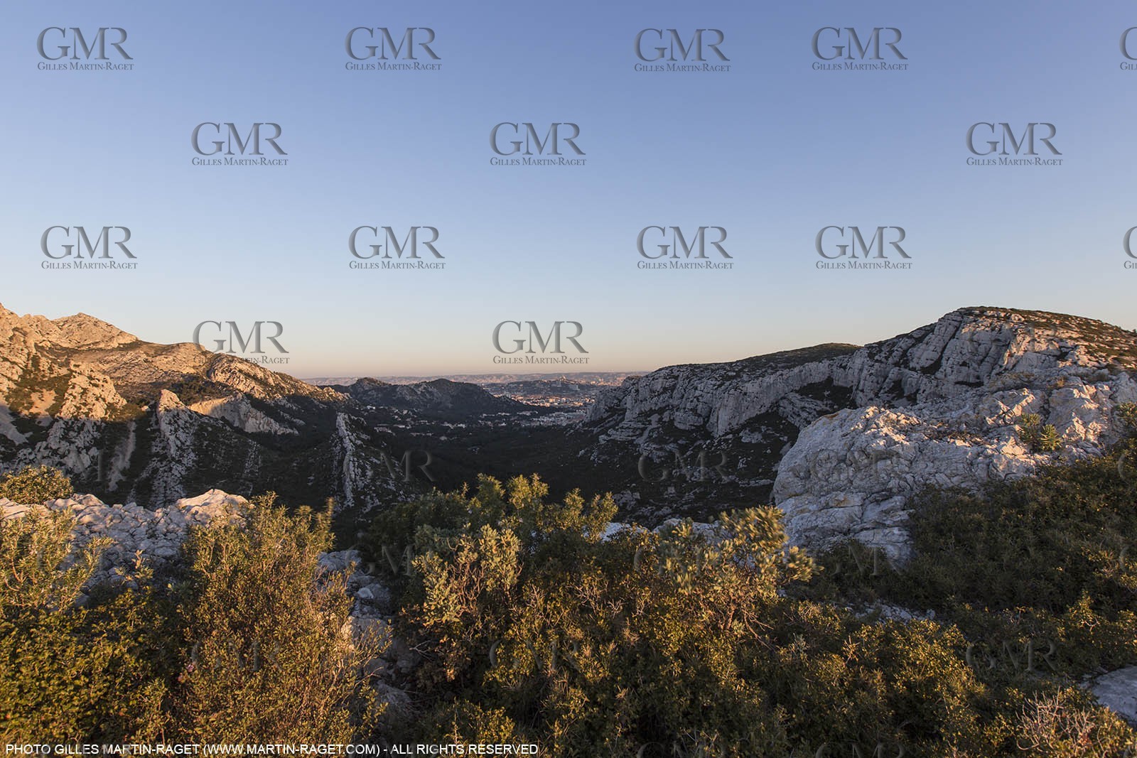 05 03 2015, Marseille (FRA,13), Col de Sormiou, Marseilles as seen from Sormiou pass