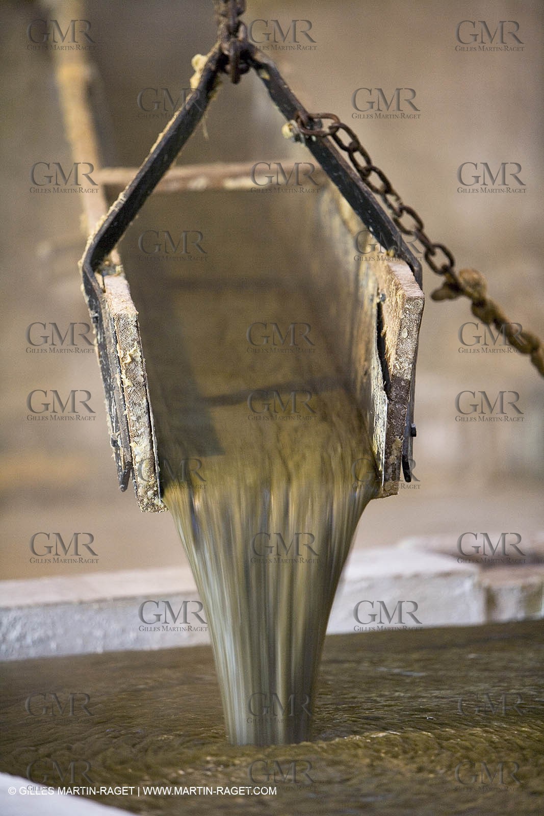 01 02 2007 - Salon de Provence - Fabrication traditionelle du savon de Marseille aux savonneries Marius Fabre - Coulée dans les bacs**01 02 2007 - Salon de Provence - Traditional soap of Marseille making at Marius Fabre soap maker - soap sent in open tanks