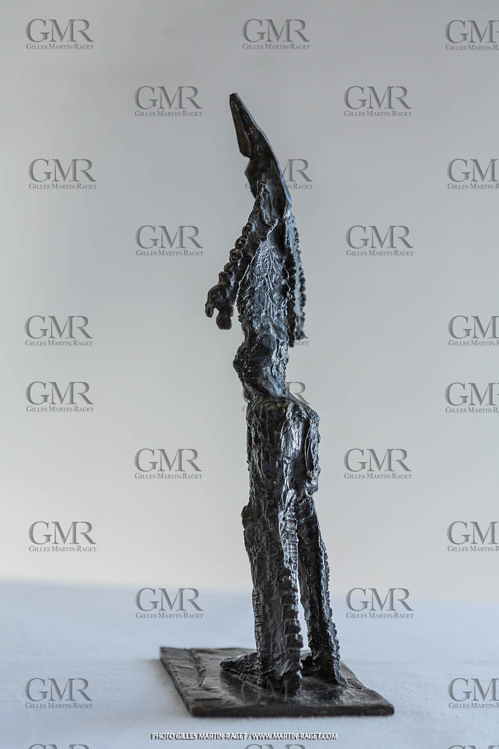 12 07 2020, St Rémy de Provence (FRA,13), Oeuvre de Germaine Richier, Guerrier n° 15 1955, Bronze patiné foncé, Numéroté 3 8, Fondeur : C. Valsuani, Paris, 27 x 9 x 12,5 cm, Collection famille Germaine Richier