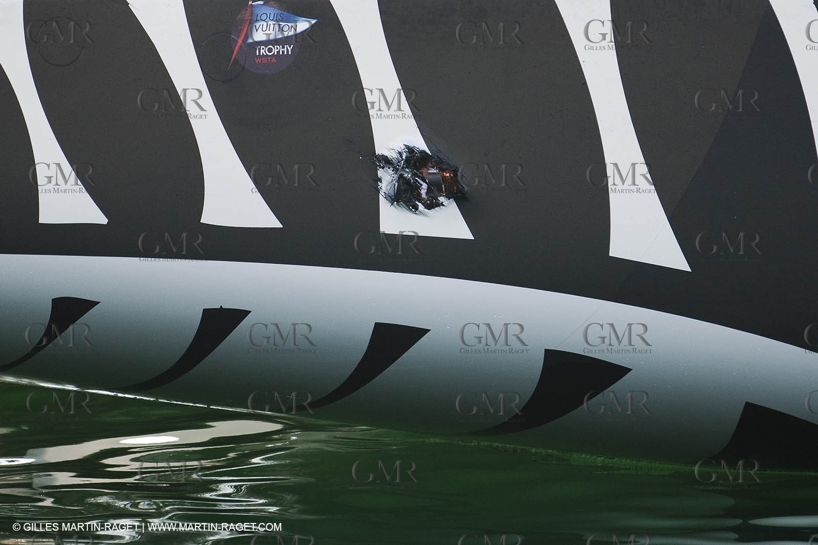 14 11 2010 - Dubai (UAE) - Dubai Louis Vuitton Trophy -  BMW ORACLE Racing - Training - Race Day 1 - Mascalzone Team NZ incident