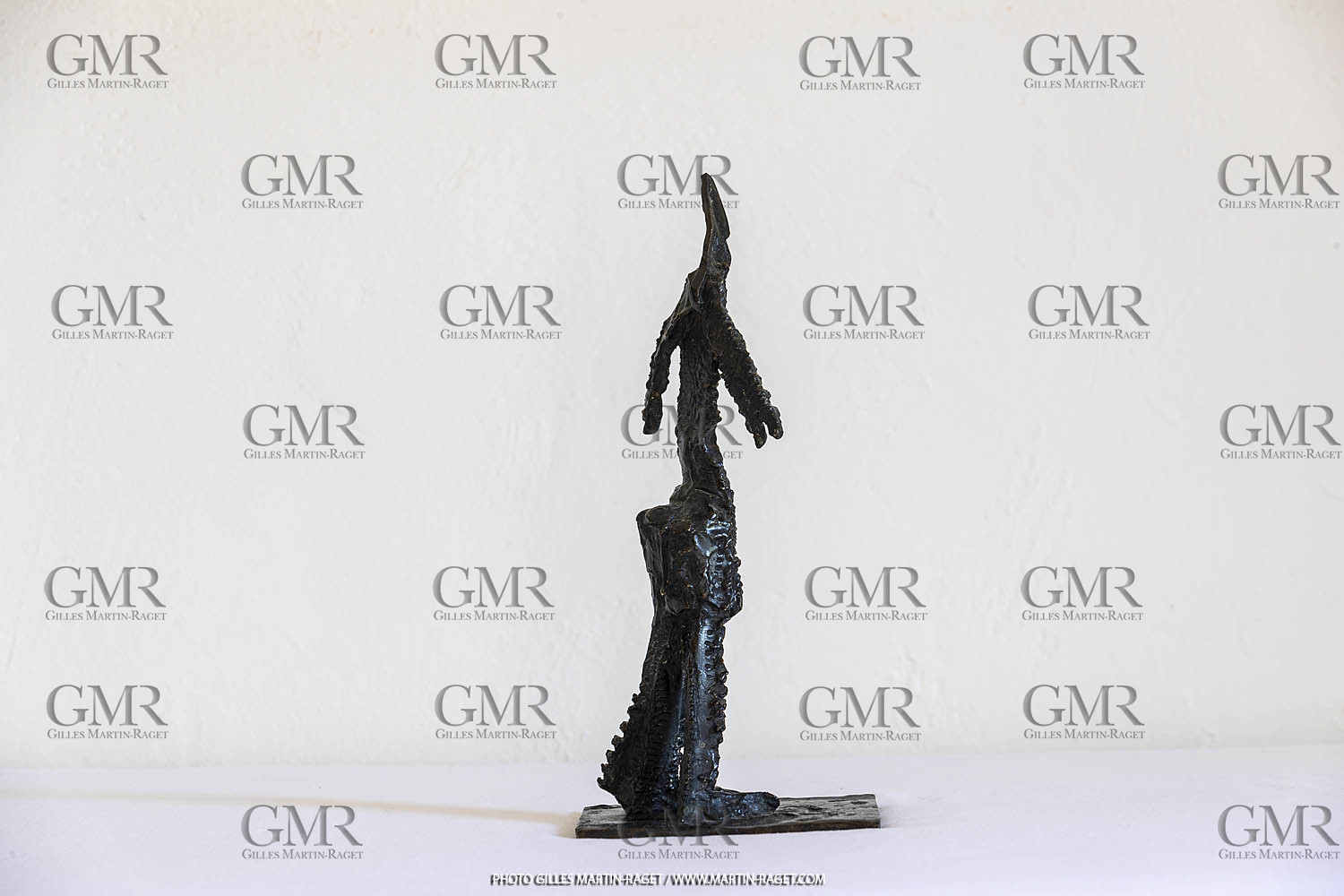 12 07 2020, St Rémy de Provence (FRA,13), Oeuvre de Germaine Richier, Guerrier n° 15 1955, Bronze patiné foncé, Numéroté 3 8, Fondeur : C. Valsuani, Paris, 27 x 9 x 12,5 cm, Collection famille Germaine Richier