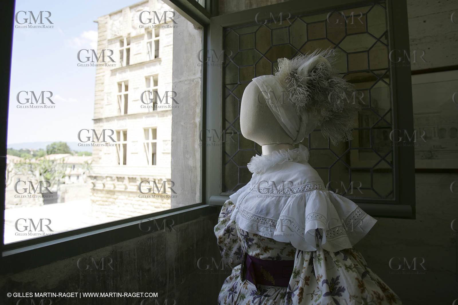 Mai 2004 - La Tour d'Aigues (FRA, 84) Costumes anciens pour l'exposition Femmes du Midi
